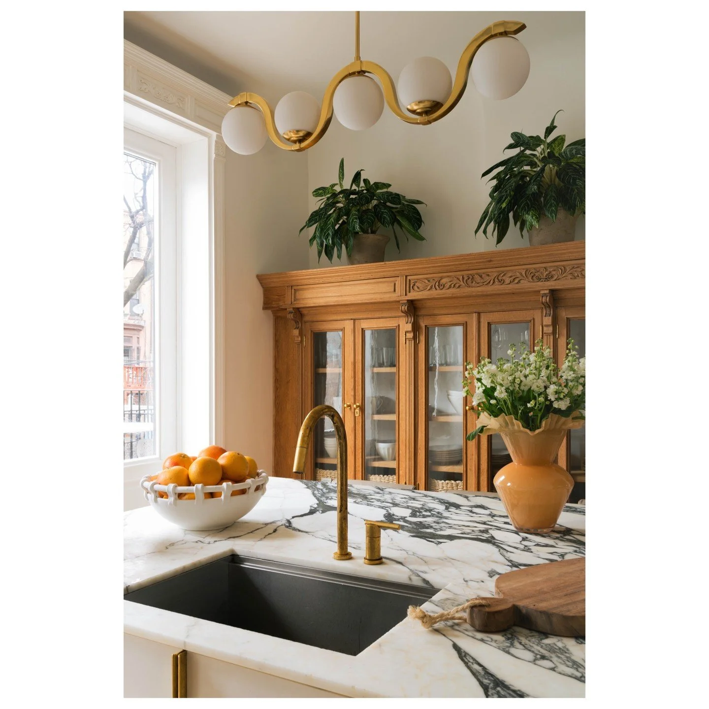💫 kitchen island moment 💫 | design by @alireevedesign | 📸 by @angelasunphoto⁠
⁠
⁠
⁠
⁠
#alireevedesign