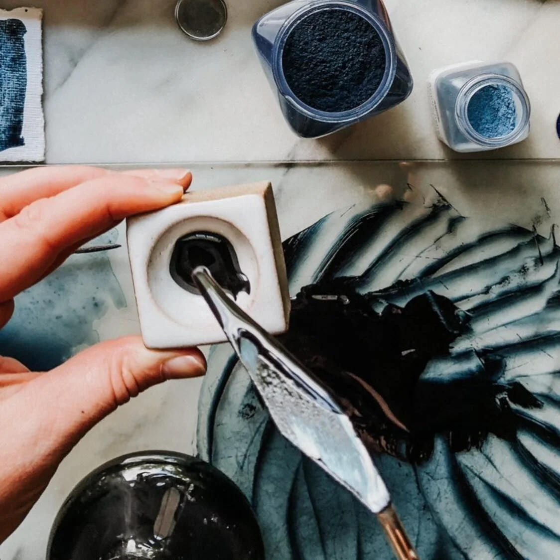 I&rsquo;m going to have these paint pans available for you all in a couple weeks! I fired them in the gas kiln and they are even better than before. I now have three sizes! 🙌🏼 I&rsquo;ll show them to you all in my stories :) 

This beautiful shot i