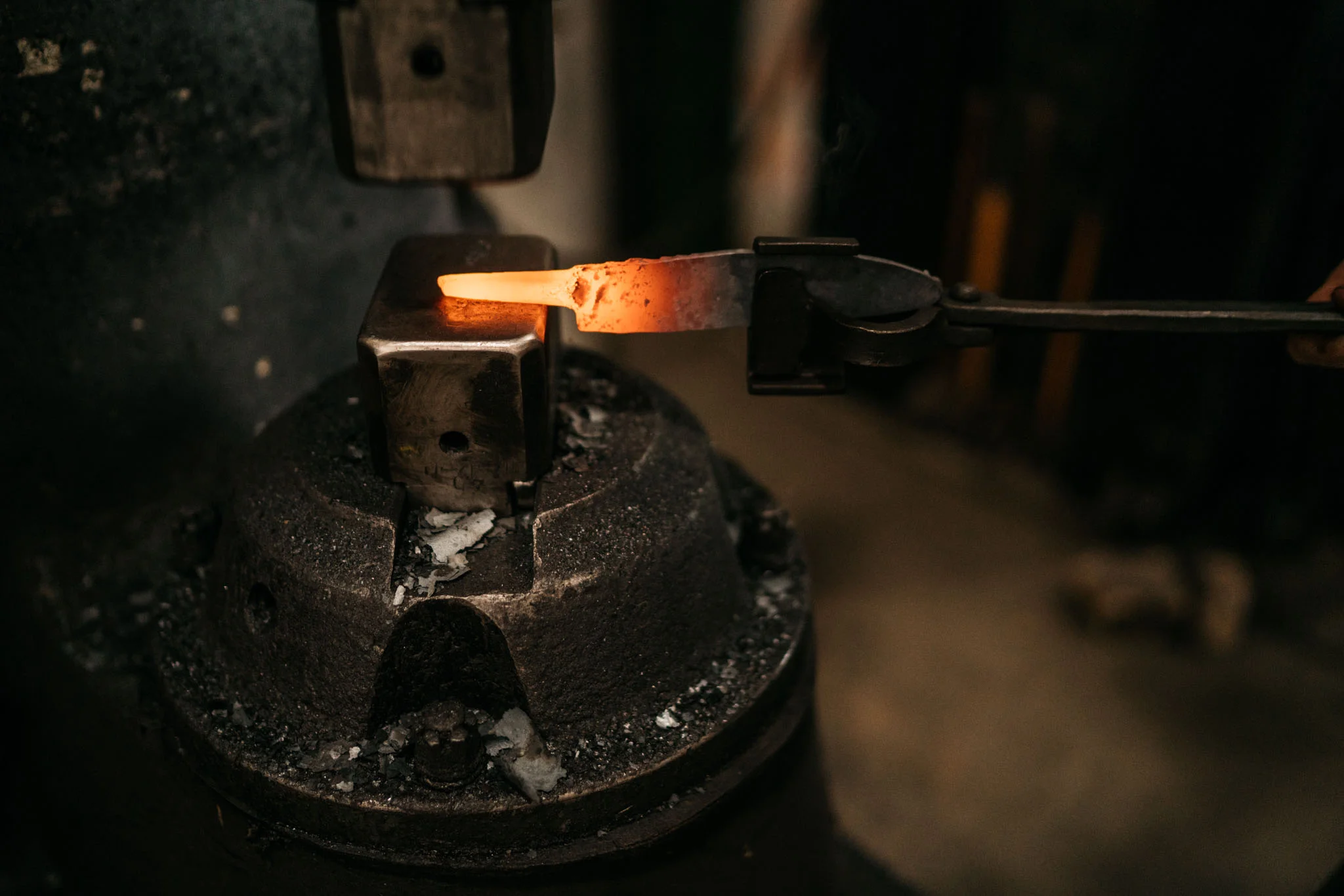 The tang is forged under the air hammer.