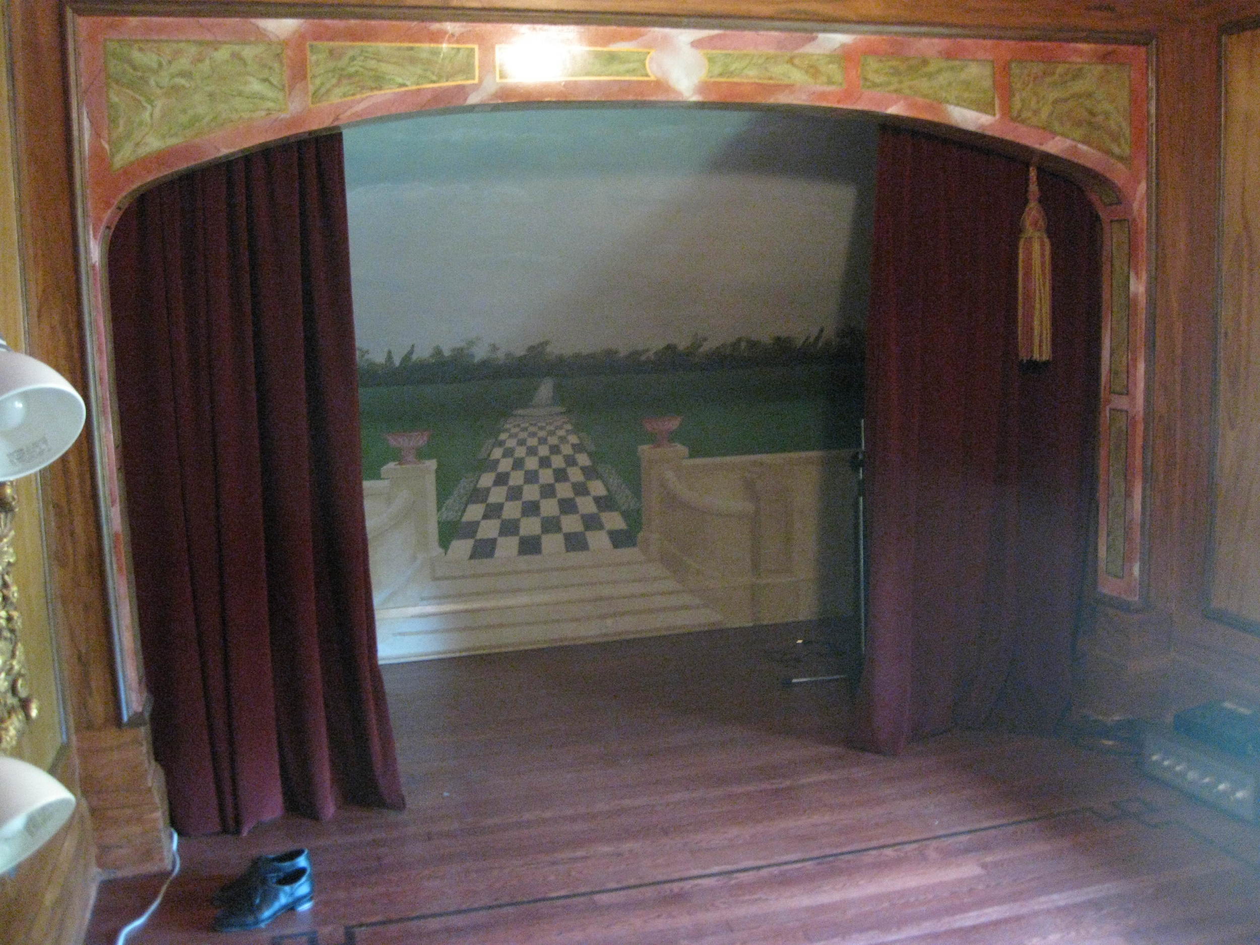 Room to Mimic 19th Century Vaudeville Theatre