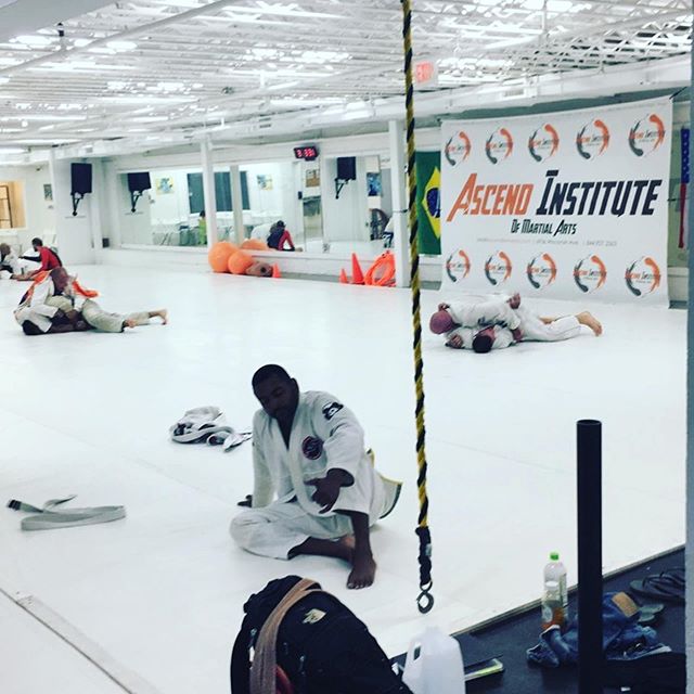 #Repost @steadypressurejiujitsu
・・・
Sundays 3-5pm come train at our #Jiujitsu #BJJ #Community #OpenMat in #BethesdaMD at @ascendinstituteofmartialarts #WhiteGi #NoGi #Friends