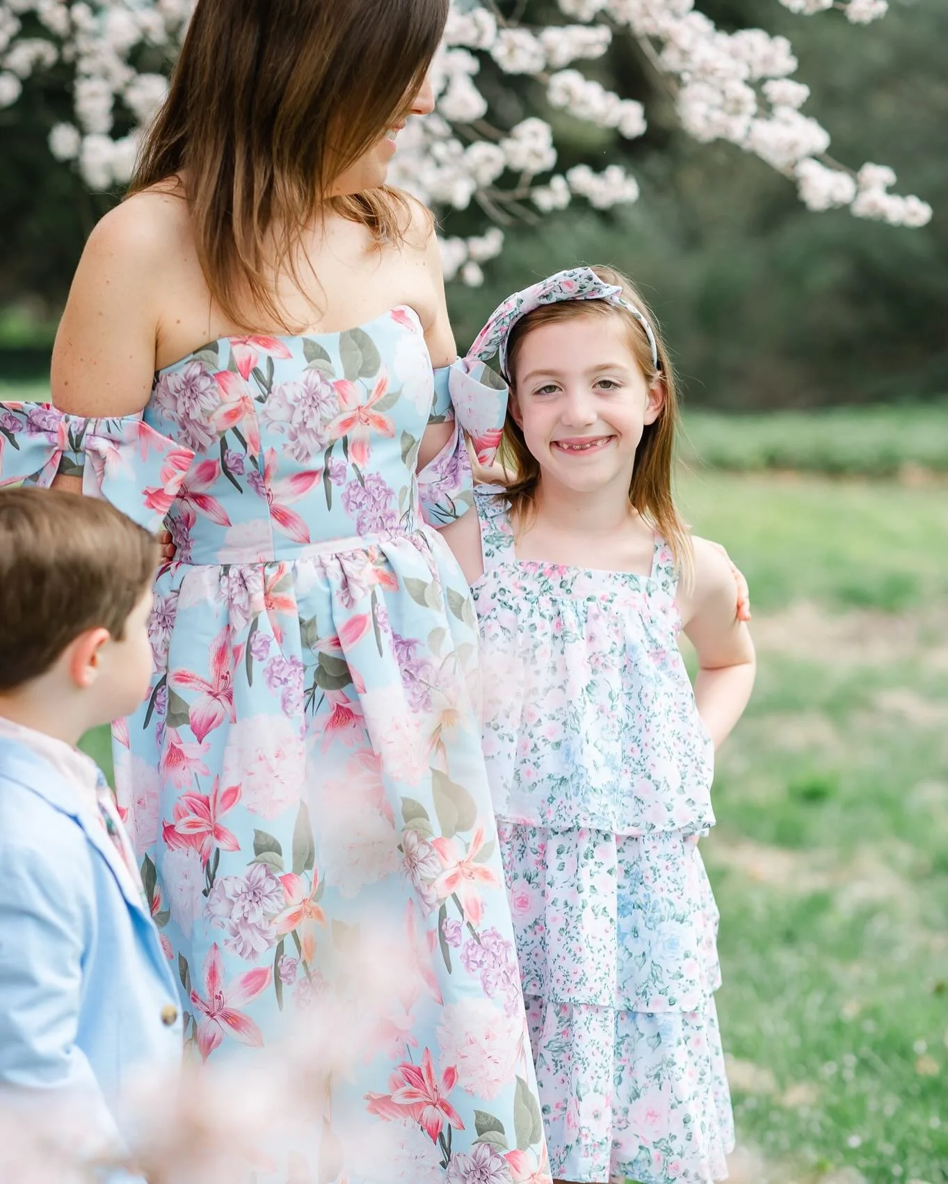 I wrapped up editing all my spring blossom and cherry blossom sessions and I&rsquo;ll miss seeing all of the beautiful pinks 🩷🌸 If you still need a Mother&rsquo;s Day gift for your mom, wife, or even yourself (!!), check out my Mother&rsquo;s Day m