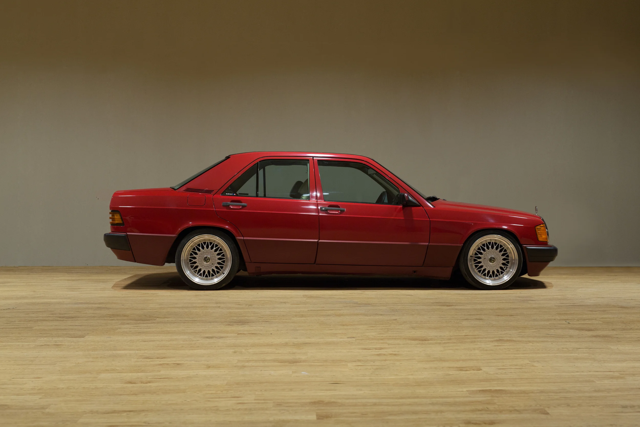 190E_red_Side.jpg