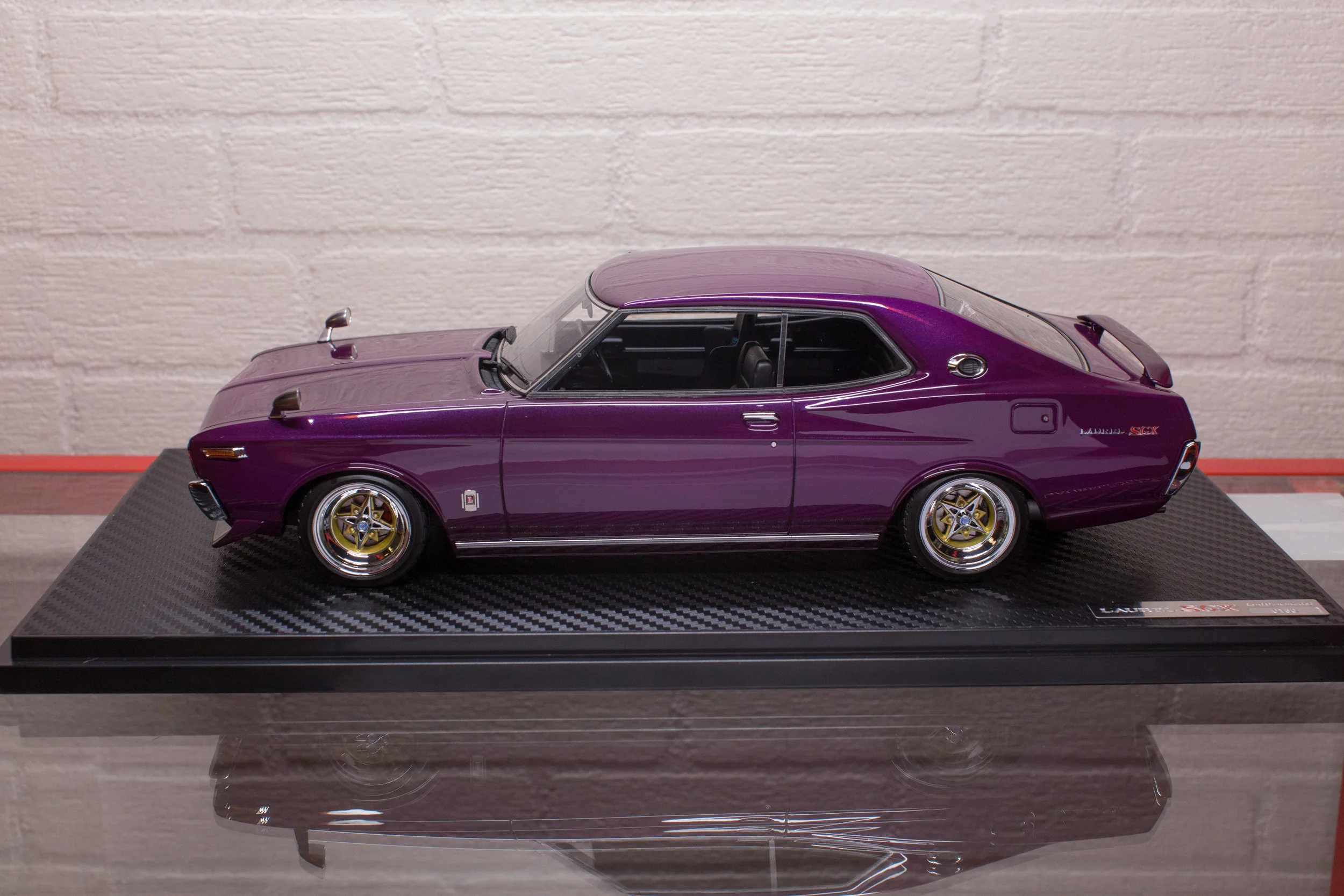 Ignition Model 1/18 Nissan Laurel 2000 SGX (C130)