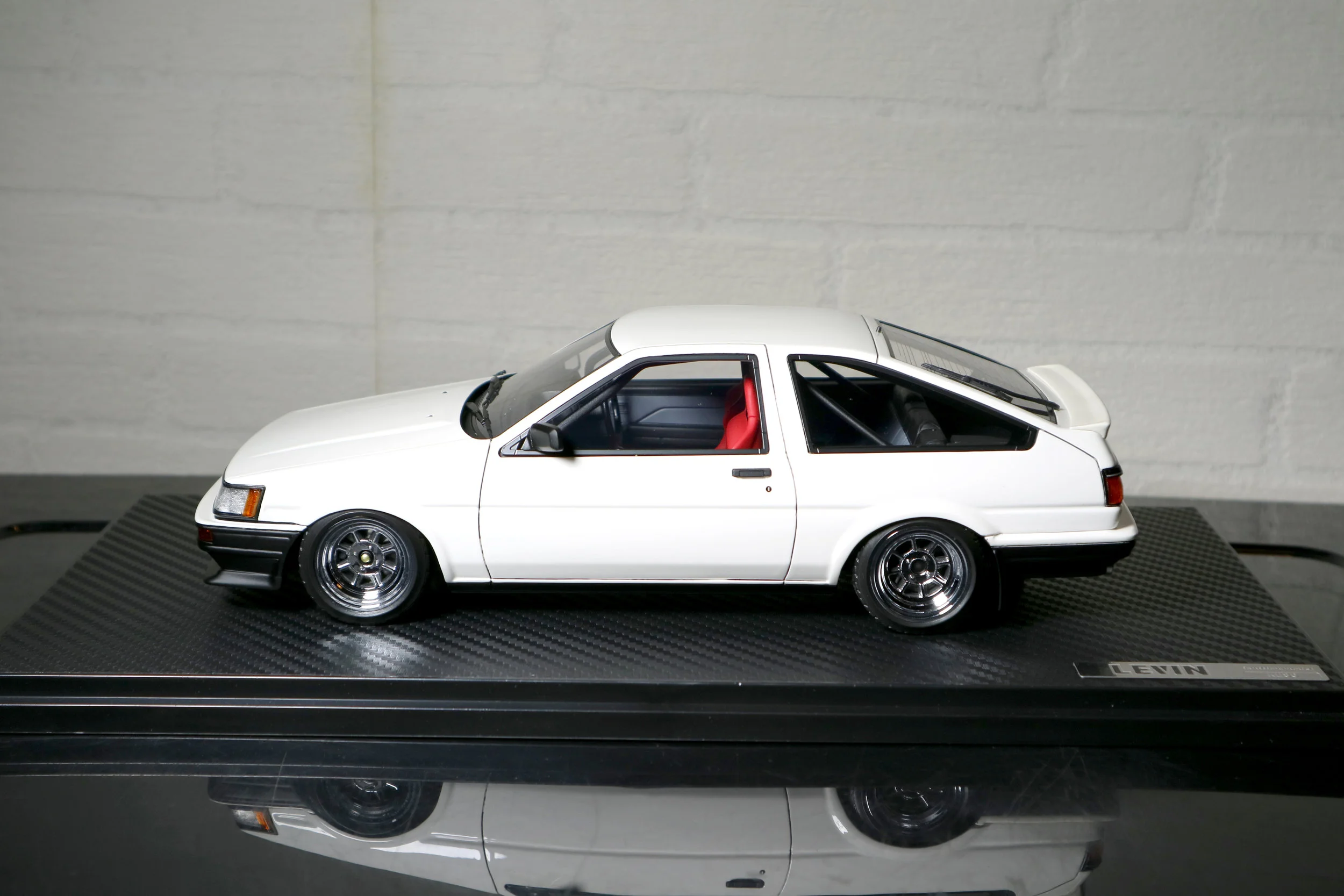 Ignition Model 1/18 Toyota Corolla Levin (AE86)