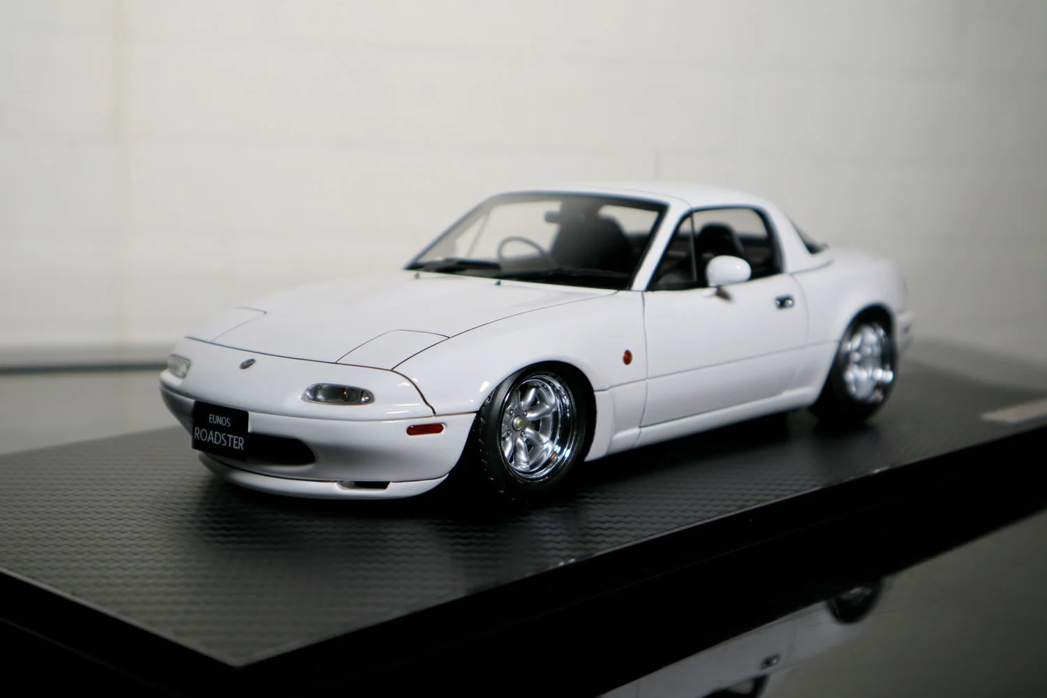 Classicsracer-Eunos-Roadster-NA-White-Ignition-Models-4.jpeg