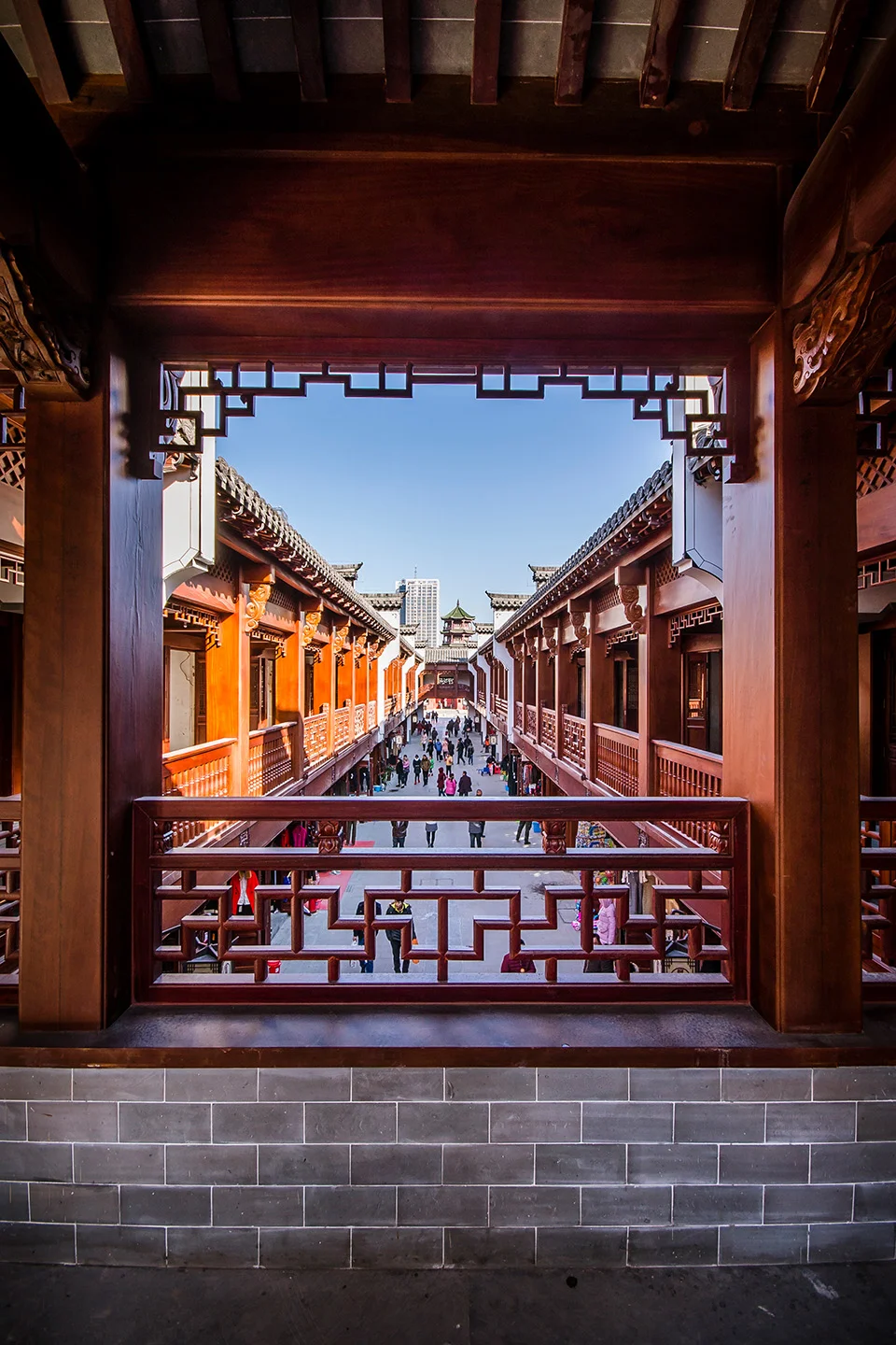 对徽派建筑风格的还原很到位，木雕也很细心，不是粗制滥造。投入很多，但是很可惜。