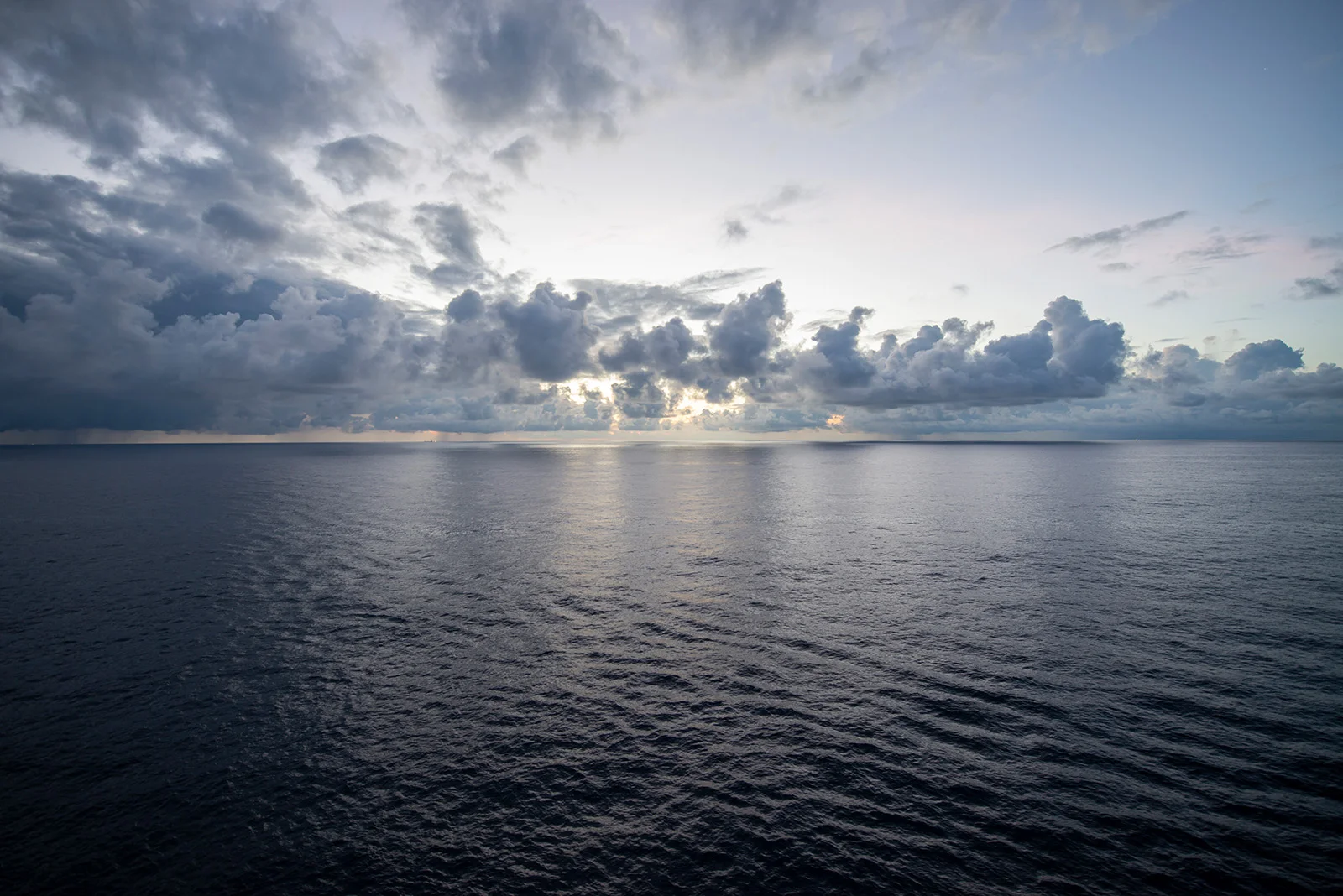 这天风浪较为平静，海面反射的光线很有趣。