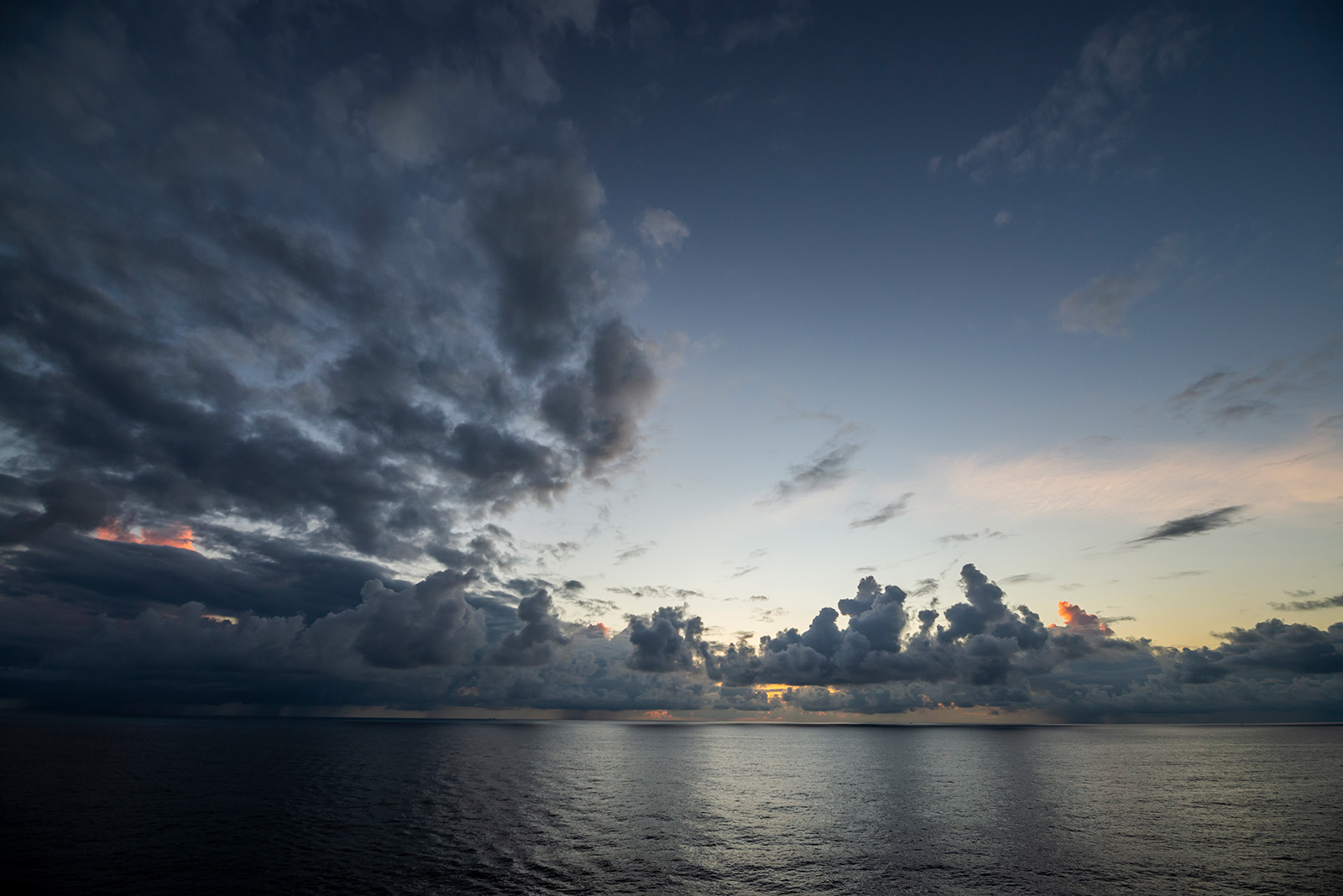 终于，在远远的地方，有云层反射了朝日的橙色。