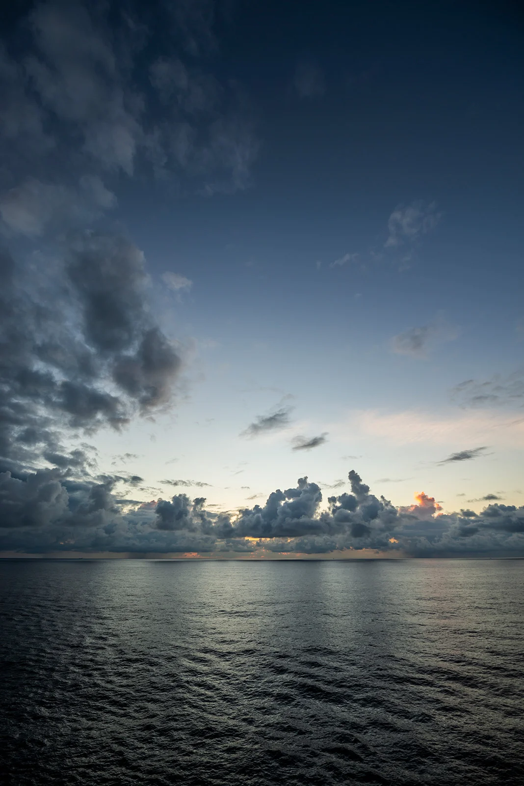 天空就这么慢慢亮起来了，而色彩呢？你在哪里？