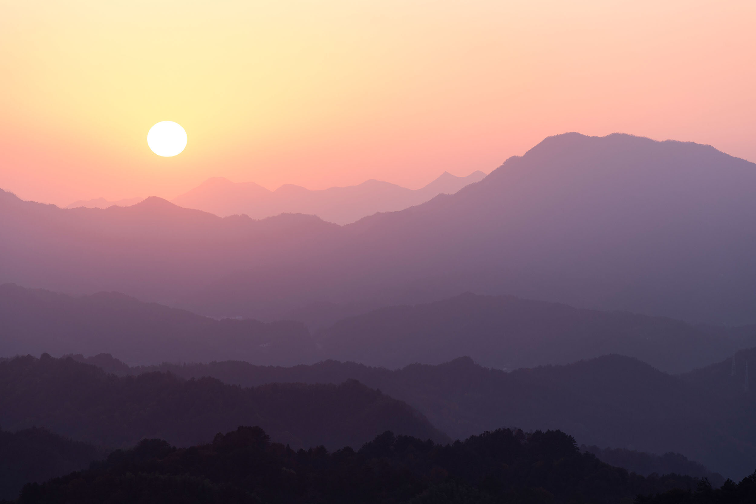 Sunset And Mountain Range / 群山日落