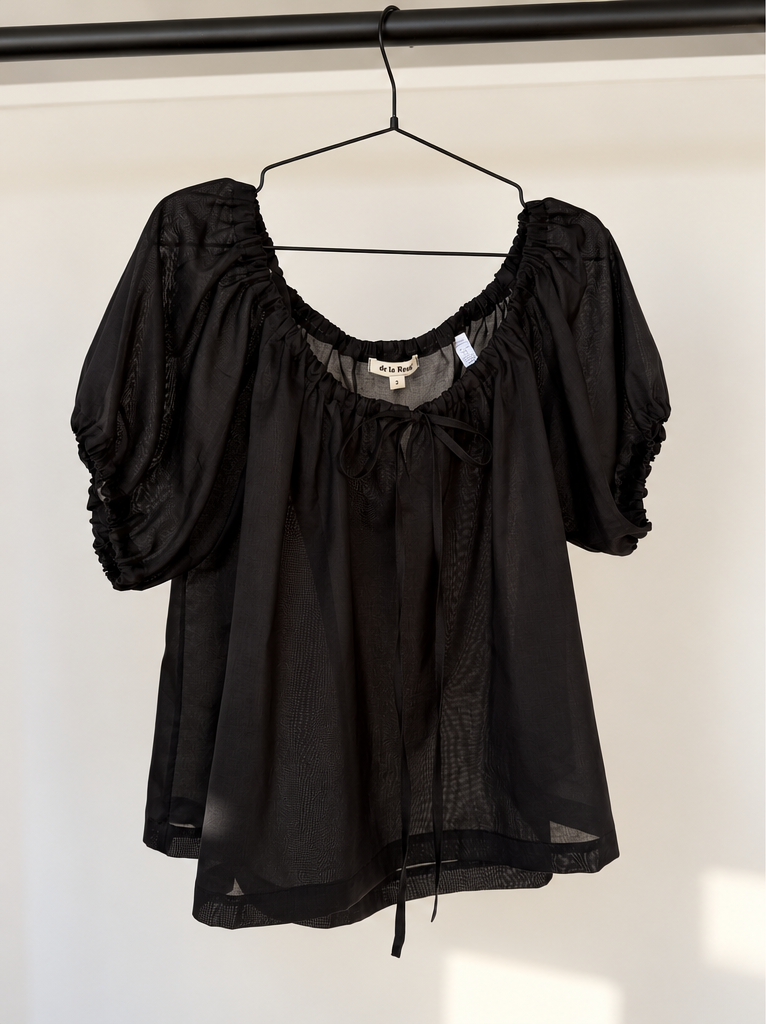 black_blouse_warm.png