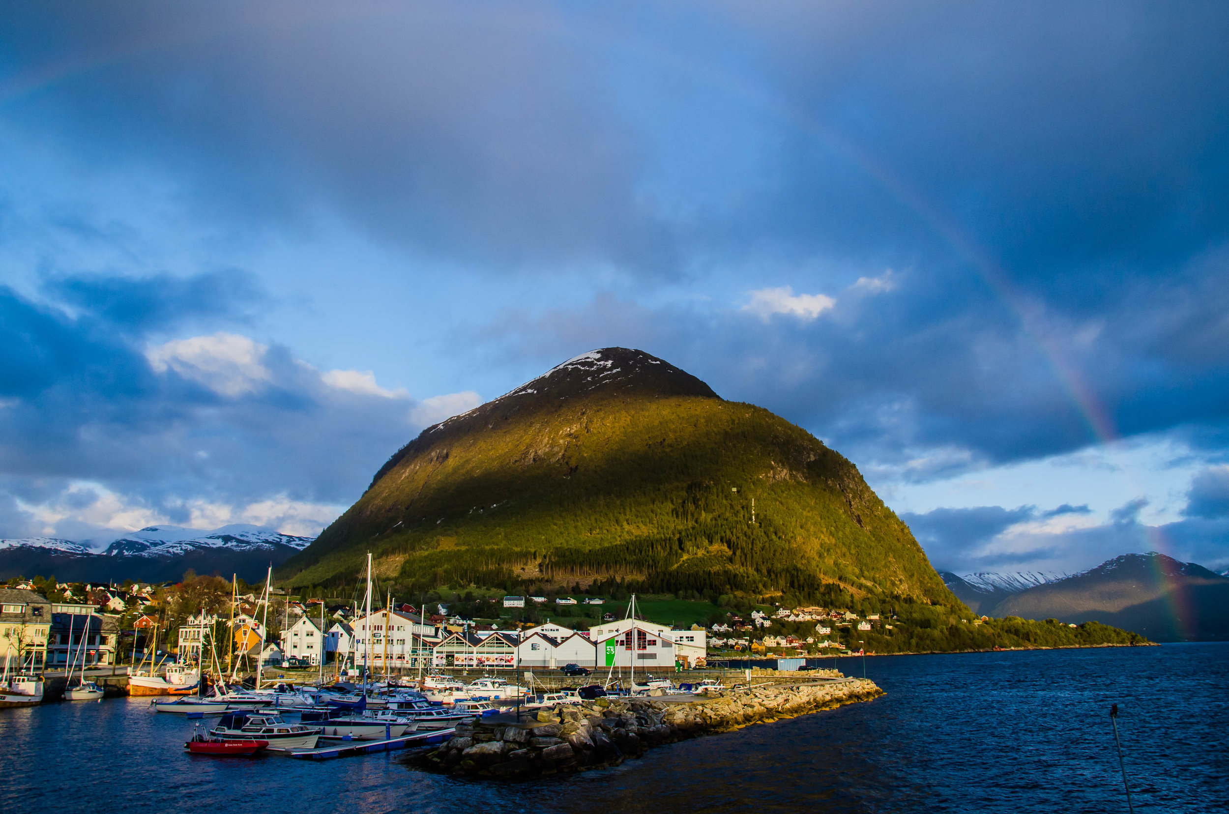 Volda har eit intimt og koselig sentrum, med "Volda sitt fjell", Rotsethornet i bakgrunnen.