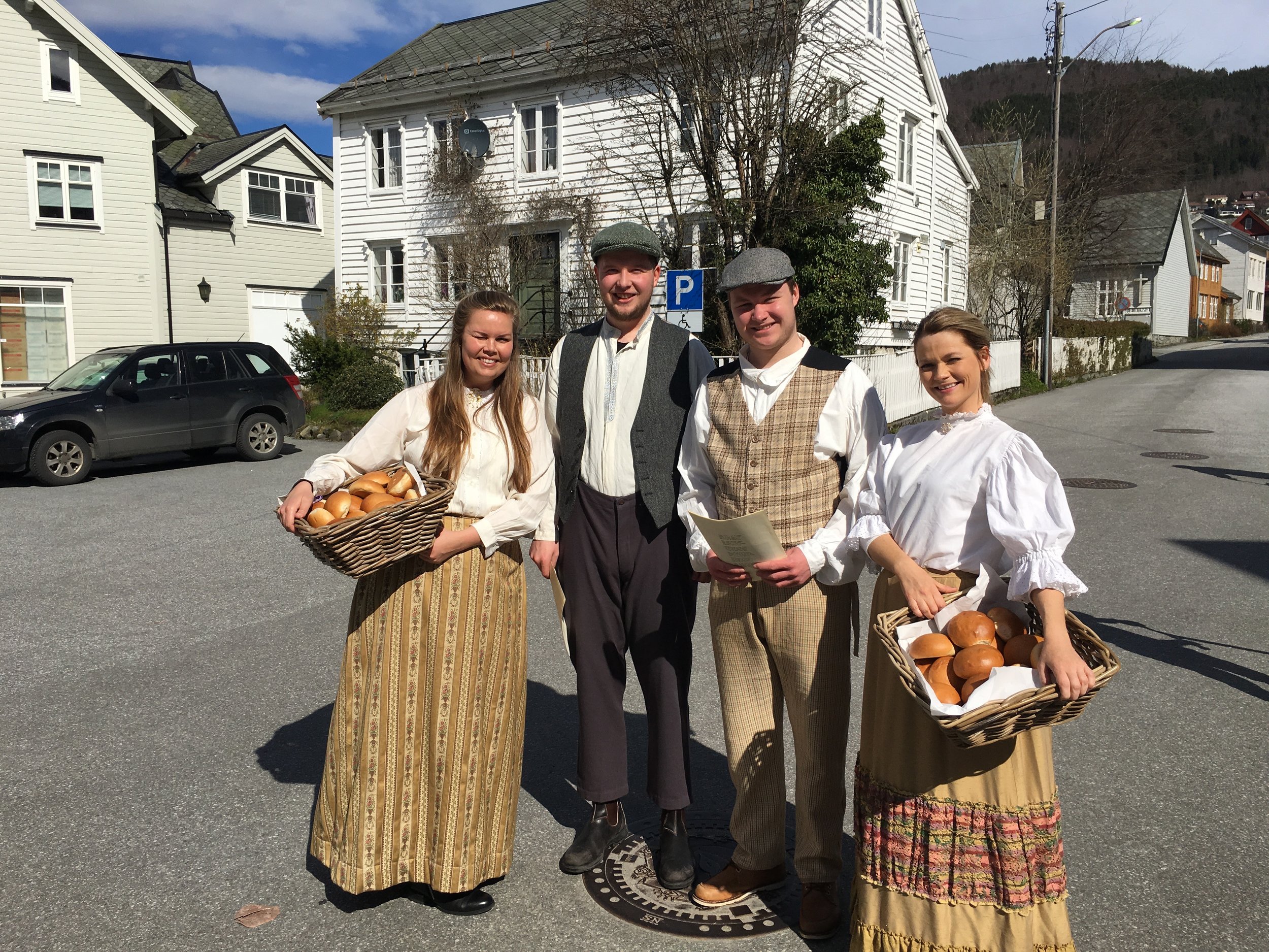 Halkjelsgate i Volda sentrum har lang historie som handelsgate. Her frå historisk arrangement med studentar frå Høgskulen i Volda.