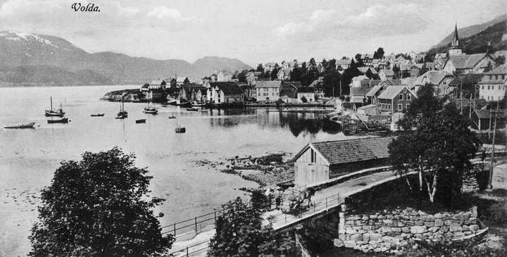 Bilete frå gamle Volda, med gamle-kyrkja i bakgrunnen til høgre.