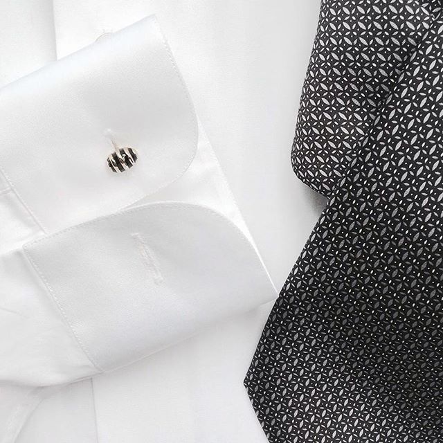 Black and white vibes 
Black Faberg&eacute; Egg cufflinks. Also available in blue. 
www.gatsbymen.com 
#cufflinks #bespoke #pitti #savilerow #style #london #tailor #classicmen #highfashionmen #gatsby #inspiration #outfitoftheday #WTWT #menstyleguide 