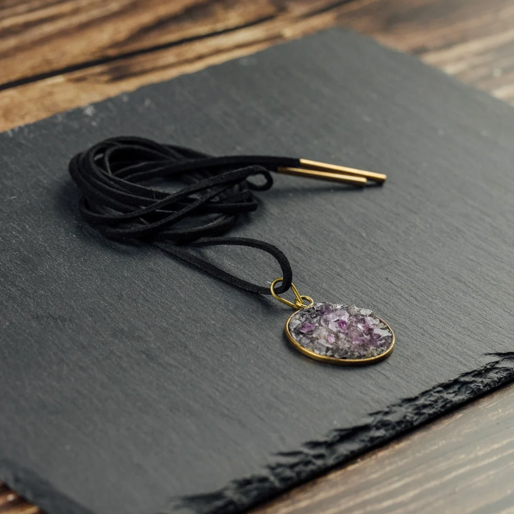 7.AFGHAN_AMETHYST_BRASSCHOKER_SIDE.jpg