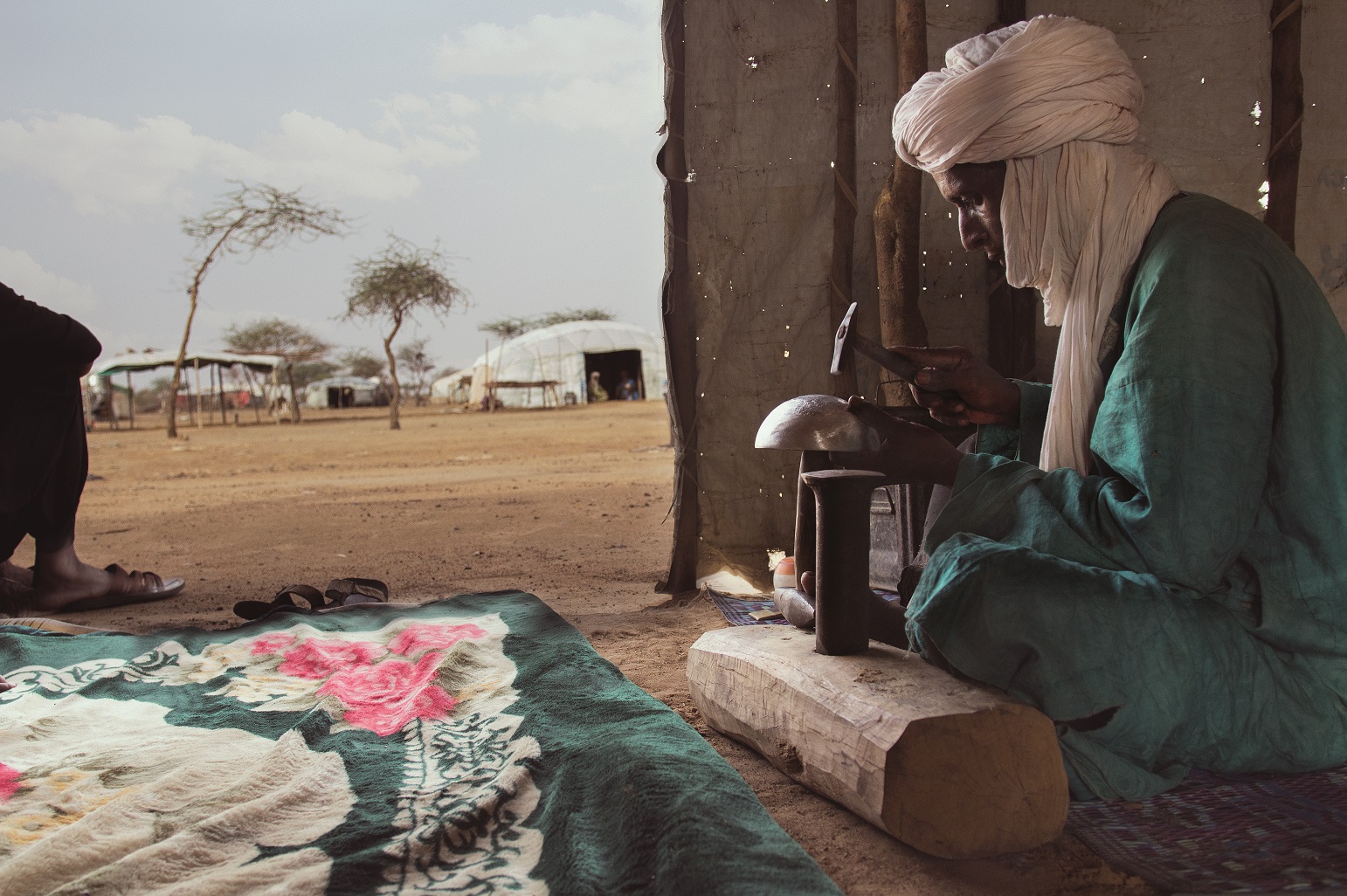 Burkina_Faso_Artisan_Bowl_Hammering.jpg