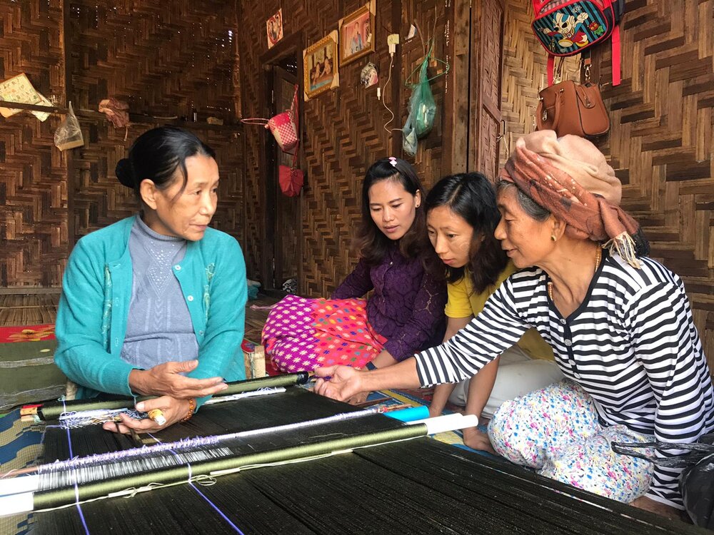 Weaver Daw La Bi Lu Jan at her home. Image: Turquoise Mountain.