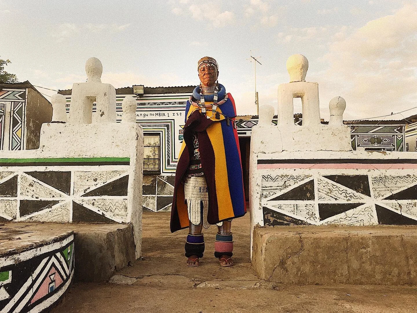 The #world is still #beautiful. Esther Mahlangu South Africa, 2017. #womensmonth #strongwomen #breakthebias 

#photography #love #instagood #instagram #photo #wanderlust #theworldisstillbeautiful #contentcreator #southafrica #esthermahlangu #artist #