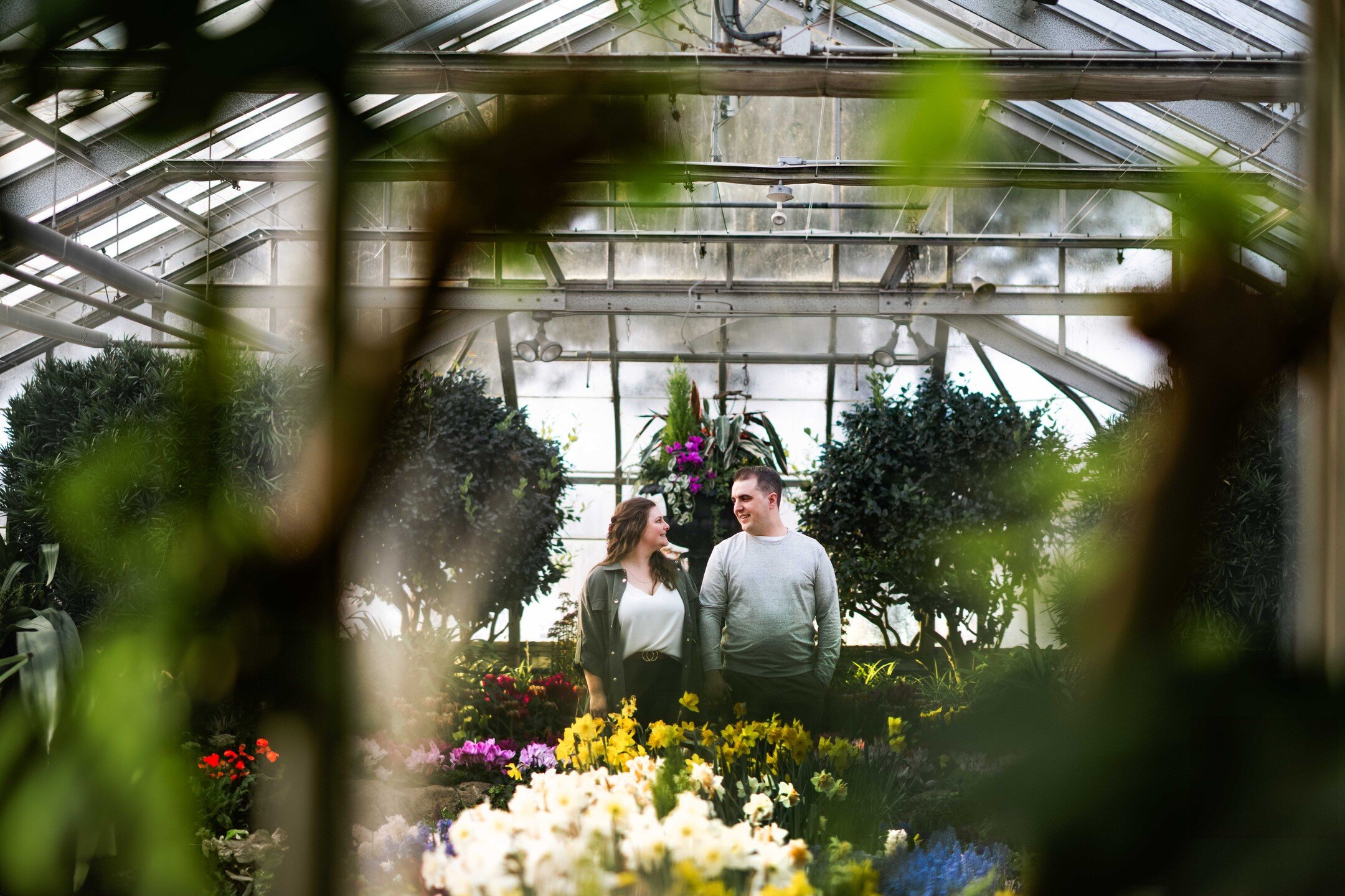 Celebrate love's beauty in full bloom! Brittany and Zach opted for a charming backdrop at the Centennial Park Conservatory in Etobicoke to capture their engagement 🌿 Amidst the urban oasis, their engagement session exuded a refreshing touch of sprin