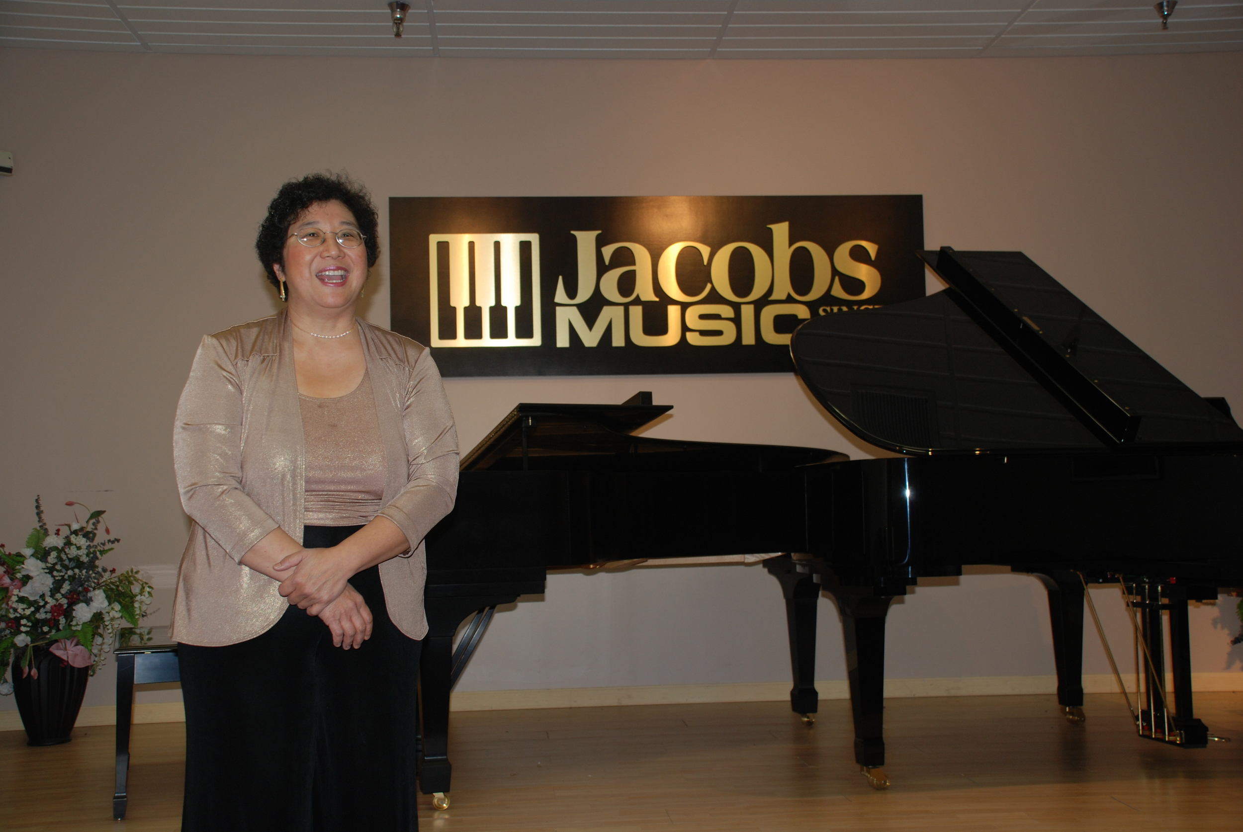 Ms. Lin introduces the Bravura Youth chamber ensembles