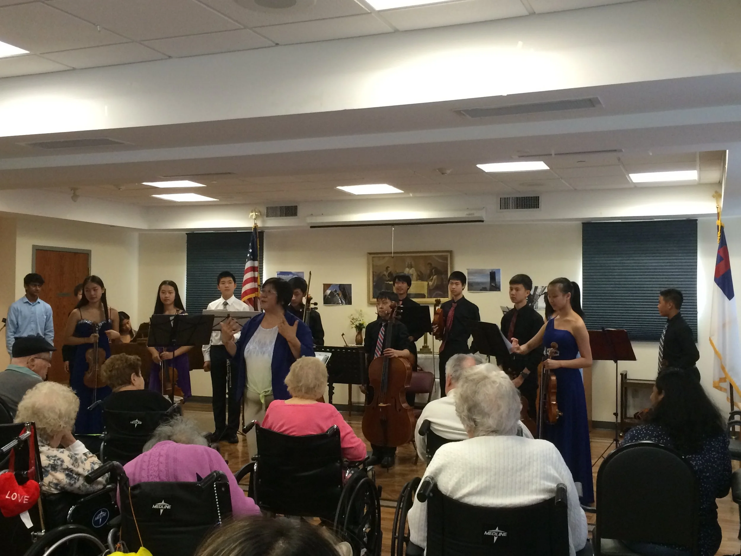 Conductor Chiu-Tze Lin thanks the audience!