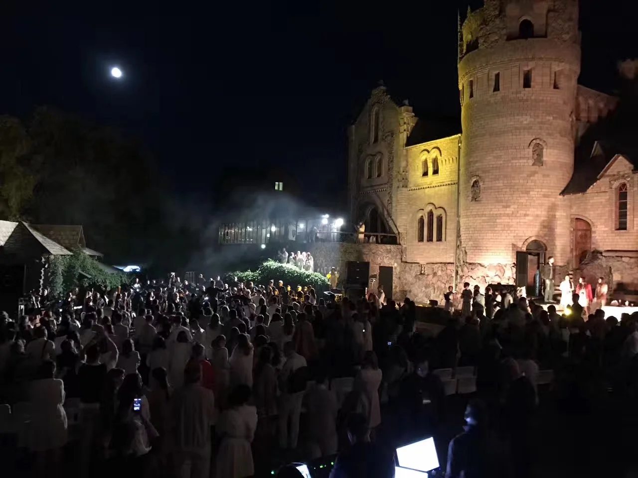 Night Scene - A good crowd.JPG