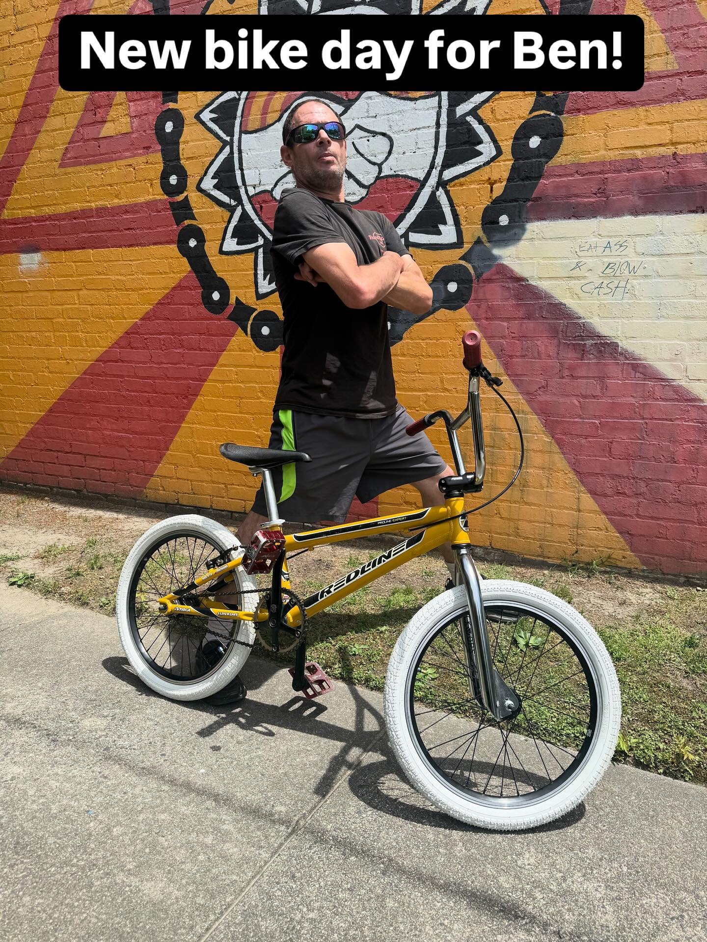 We’ve gradually been collecting parts to up-cycle this @redlinebicycles for @benblingrg … we think it turned out alllll-riiiight!!!