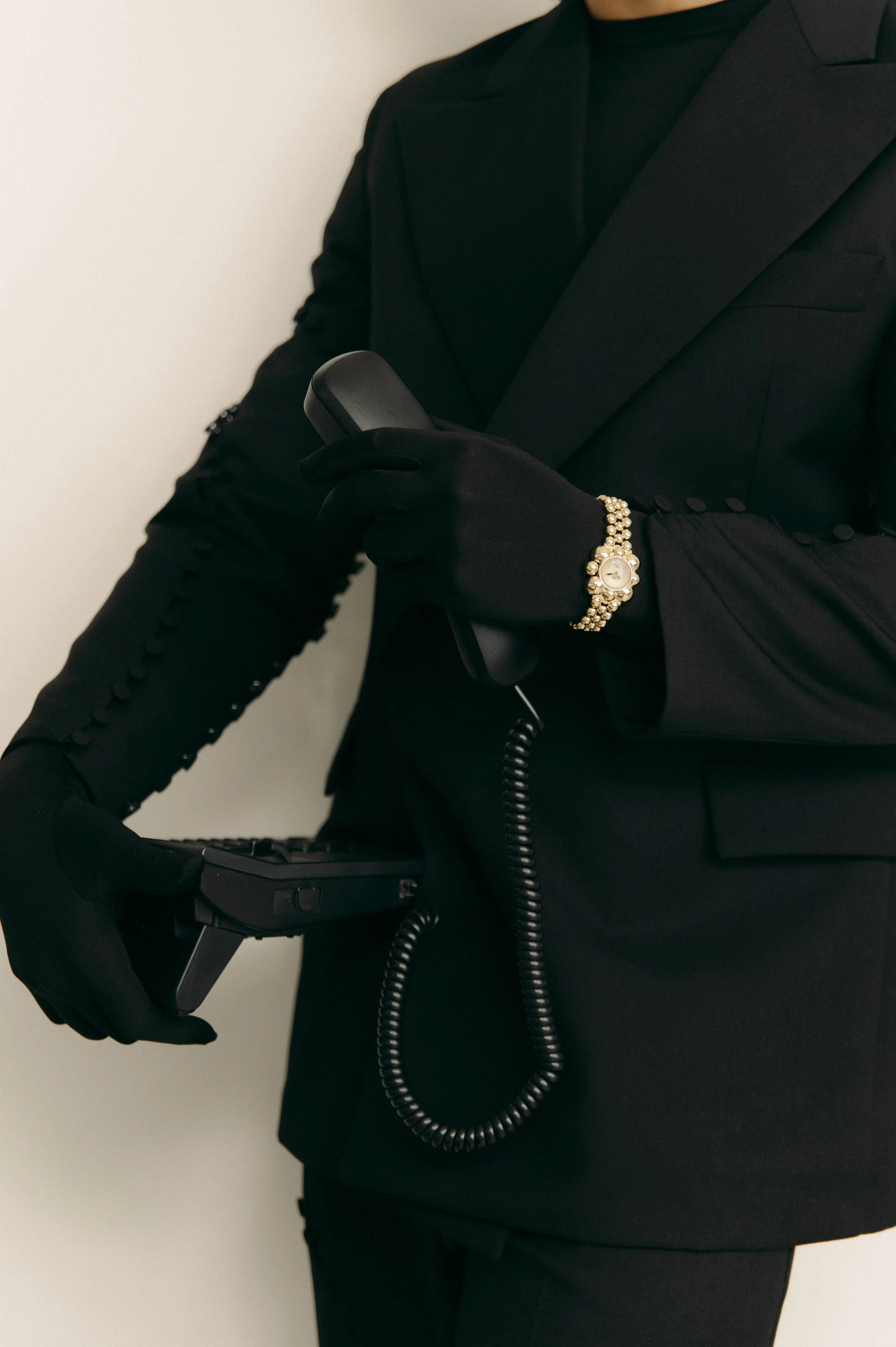 jbw-Atmosphere-J6405A-Fall-2024-gold-watch-Lifestyle-04.jpg