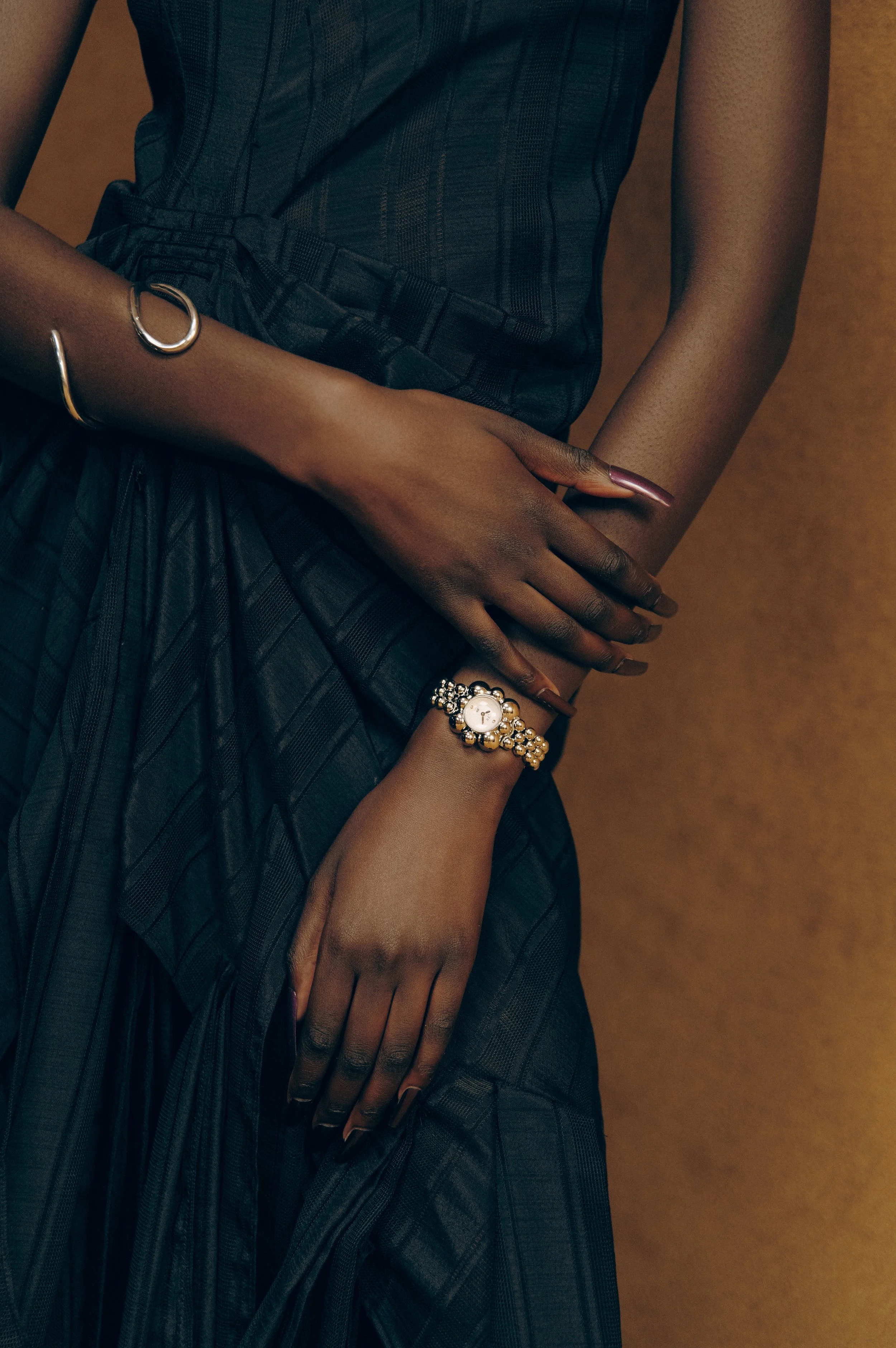 jbw-Atmosphere-J6405B-Fall-2024-Silver-watch-Lifestyle-05.jpg