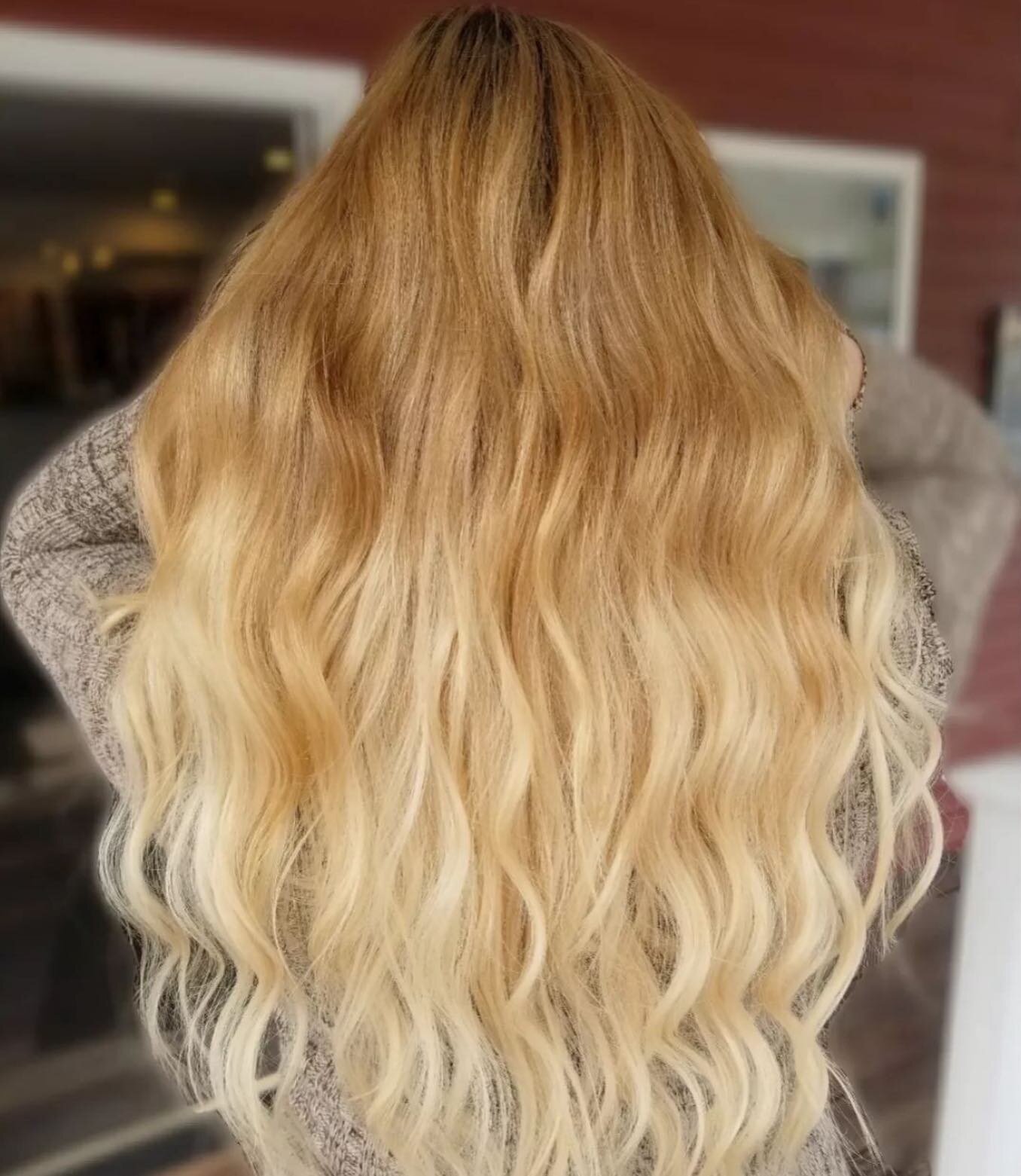 Copper to Blonde Ombr&eacute; with a full head of tape in extensions by Deborah!! 🤩 To get that longer thicker hair you have been dreaming of call the salon to schedule a free consultation with Deb! 

#babeextensionsbinghamton #hairextensionsbingham