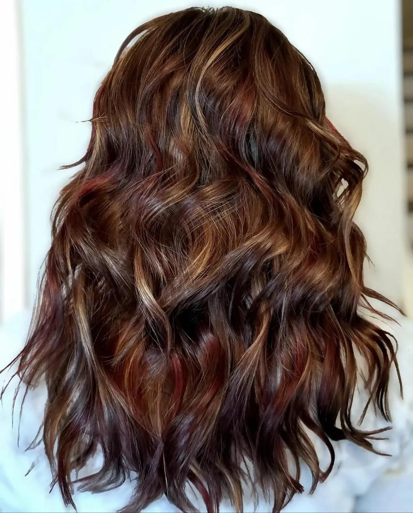 Dark Chocolate with swirls of cherry and caramel 🍫🍒🍮
Gorgeous multidimensional color by Deb! 😍
Follow @fix.your.head for more of her beautiful work! 

Deb just opened up more hours in December! Call 729-3500 or schedule online at loriashleysalon.