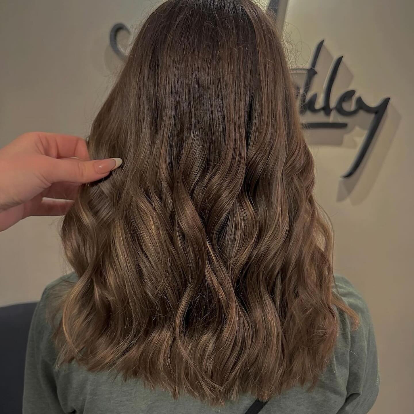 Subtle highlights and a big haircut for a beautiful transformation by Emily @hairbyemilymugglin 

So proud of this girl and the gorgeous hair she is doing at the salon 💗 such a natural artist! 

4 weeks until Christmas!! Don&rsquo;t wait to schedule