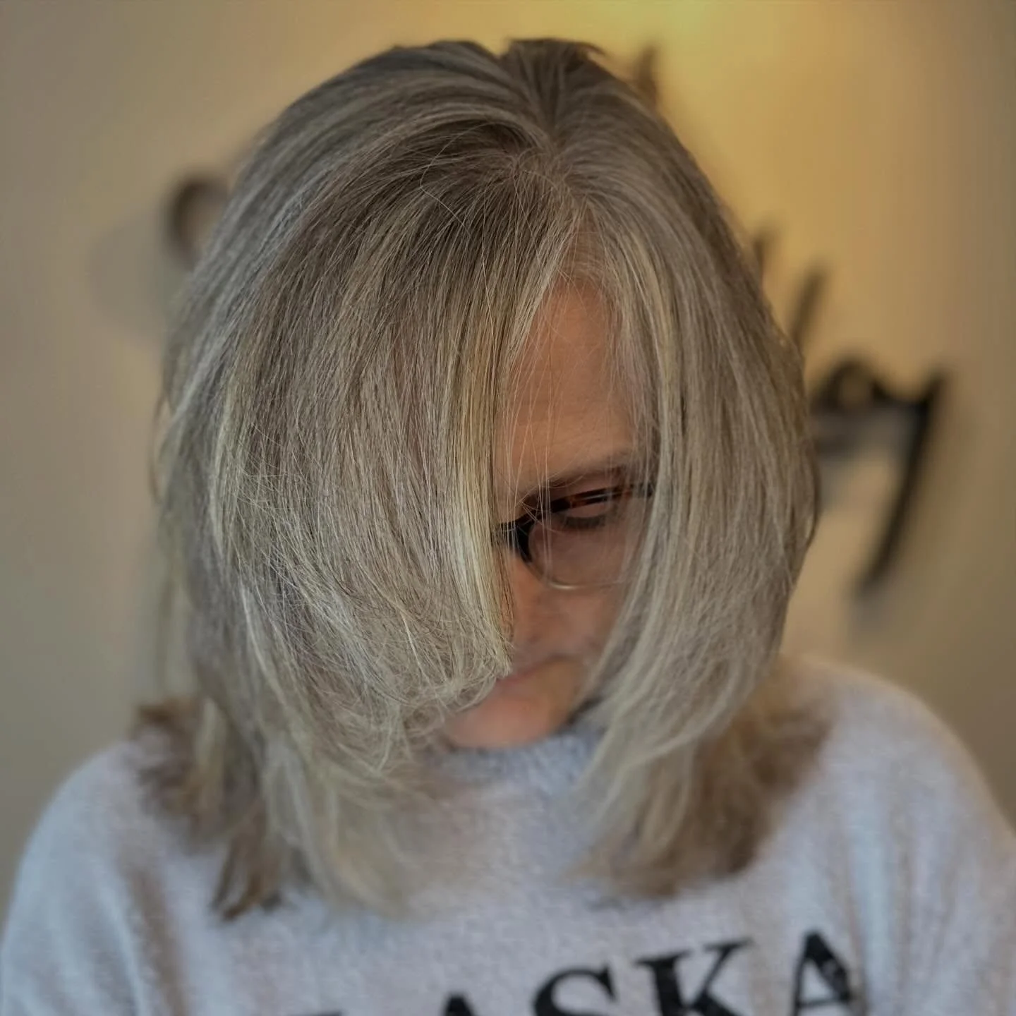 🤍 Had to share this 6 week grow out from a seamless gray blending highlight and there is never enough love for the wolf cut!! Who doesn&rsquo;t love a modern shag 🤩