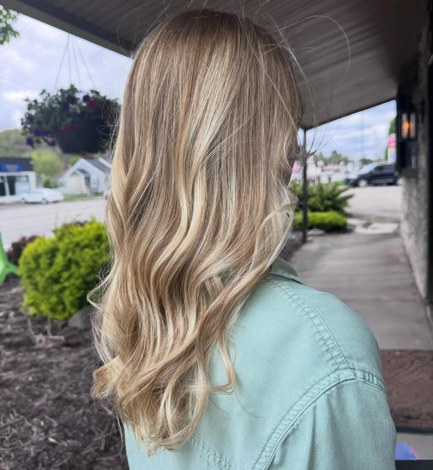 Heading into the weekend swooning over this balayage refresh by Brigid 🤩 

We are ready for some sunshine ☀️