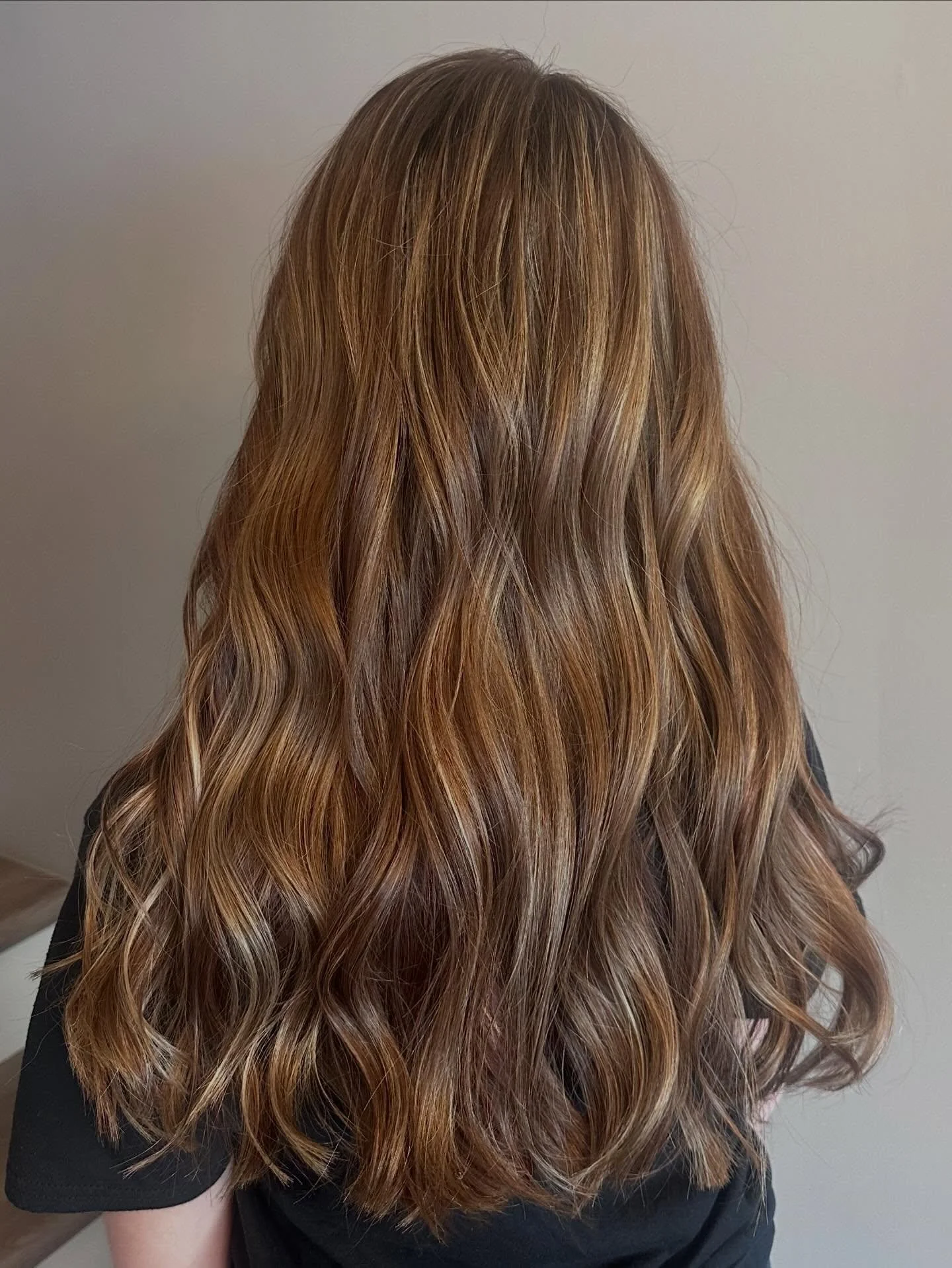 🍯🤩 The most gorgeous Honey blonde by our talented Kaity May! Swipe to see her openings for this week ! There is still time to sneak in before the holiday weekend ! 🇺🇸