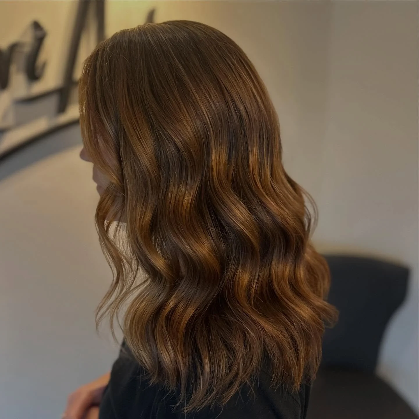 Ribbons of caramel and honey blonde. This photo does not capture the colors well but the shine from Oribe&rsquo;s Balm D&rsquo;or is 👌👌
You can always add gorgeous dimension to a brunette without having to go blonde 😍
