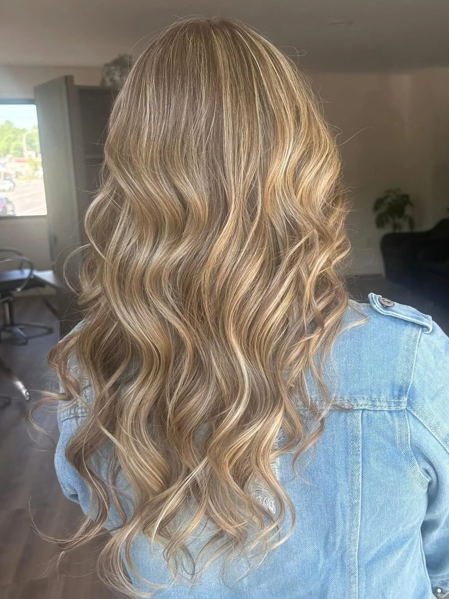 Same blonde in different lighting 💛☀️
Either way this highlight by Kaity May is stunning 🤩🤩

Senior stylist talent with junior stylist pricing&mdash; Kaity May is still accepting new clients with night and weekend availability 🙌 call the salon or