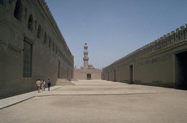 The ziyada ; the street entrances are to the right; the mosque entrances are on the left. (Photo from archnet.org)