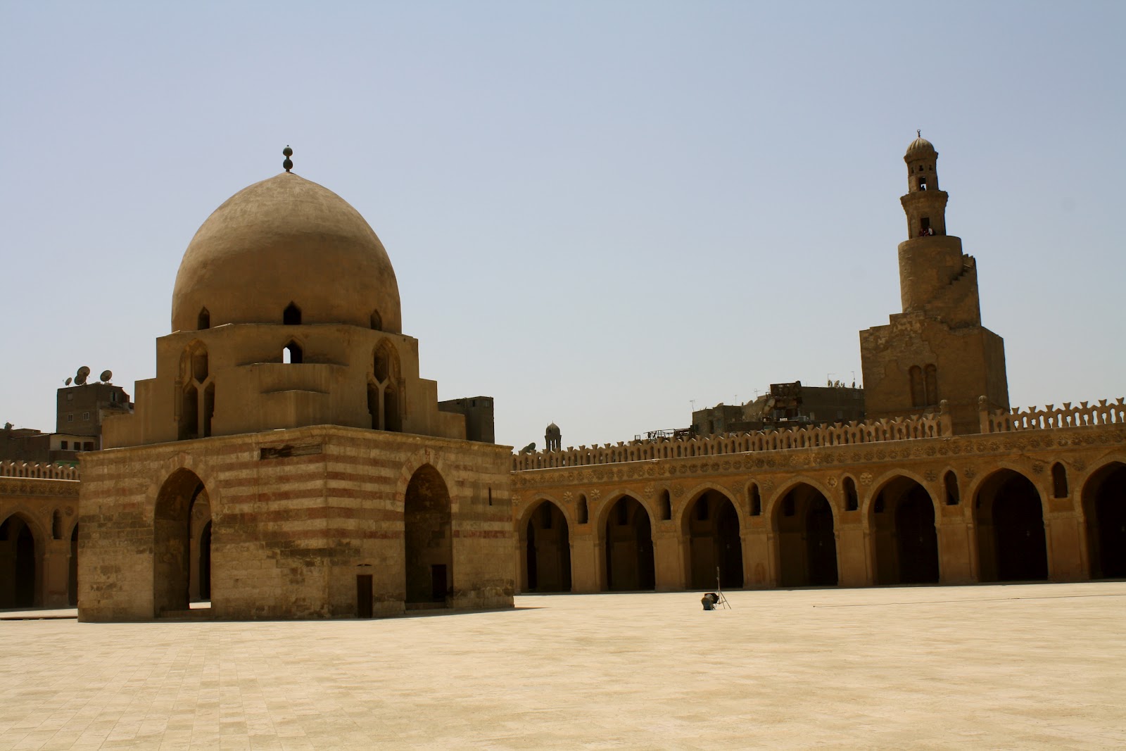 The ablution fountain, courtyard, and minaret. (Photo by author)