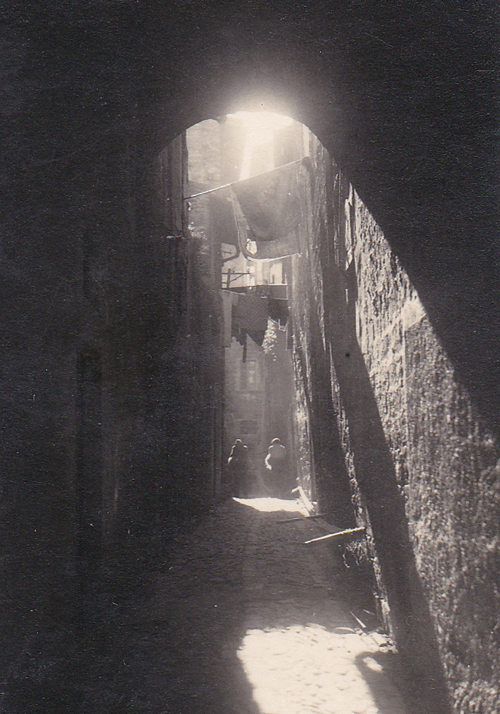 Play of light and shadows in the “Rua” (alleyway)