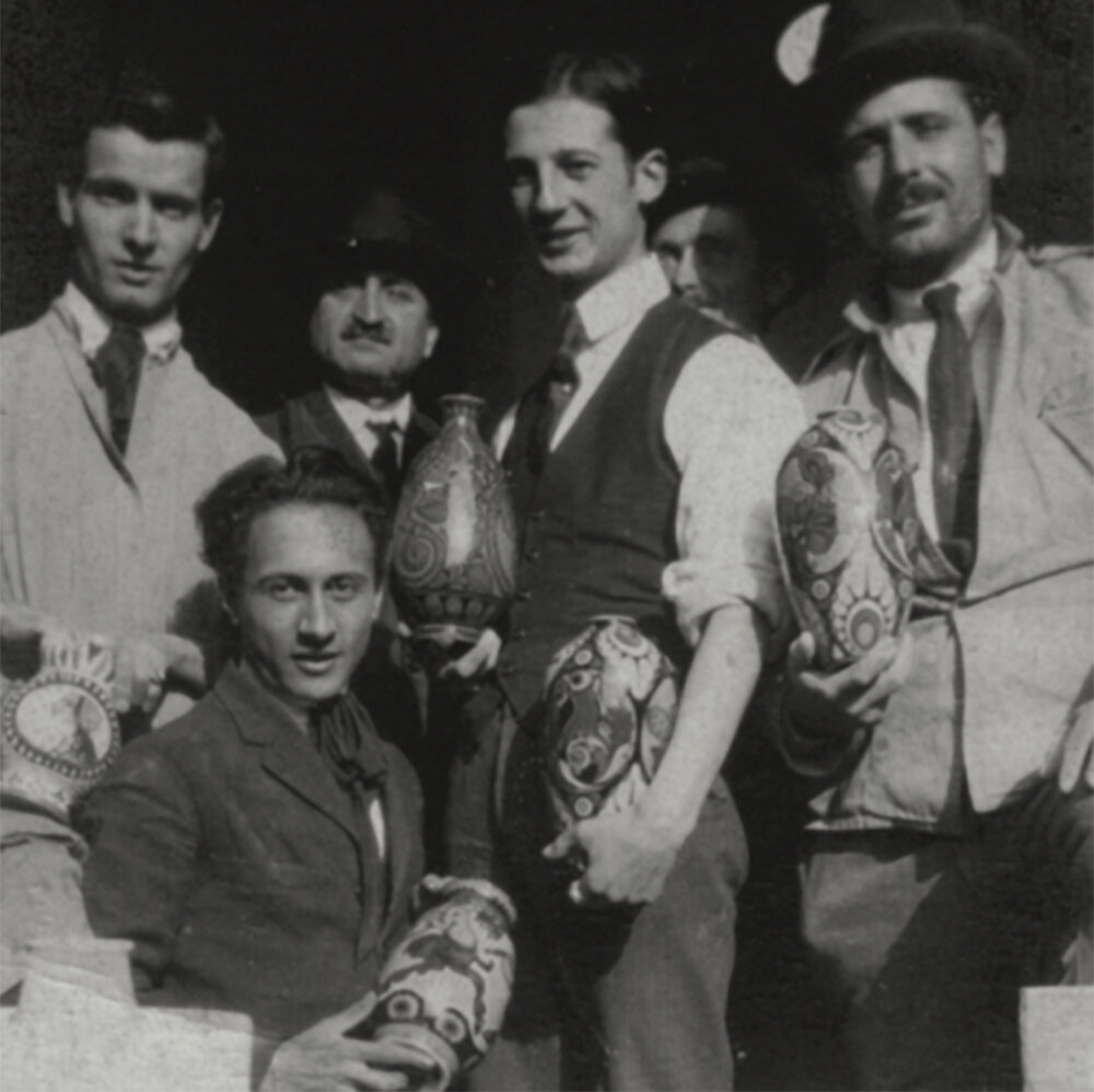 Aldo con un vaso di sua creazione, circa 1920