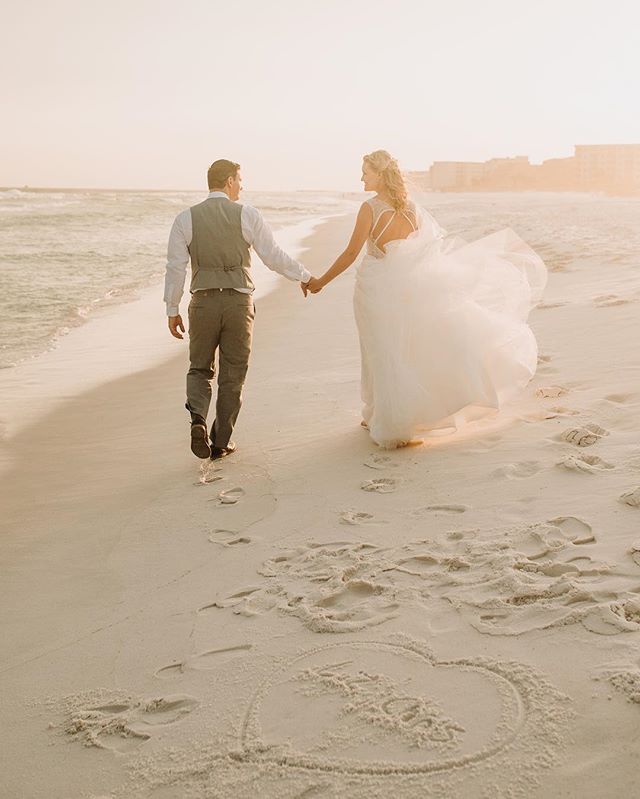 Walk in to the week with a heart full of love, friends! It&rsquo;s gonna be a great day 🖤 ⠀
⠀
#rockwellimages #communityovercompetition #destinationwedding #destinationweddingphotographer #weddingpictures #thedailywedding #weddinginspiration #weddin