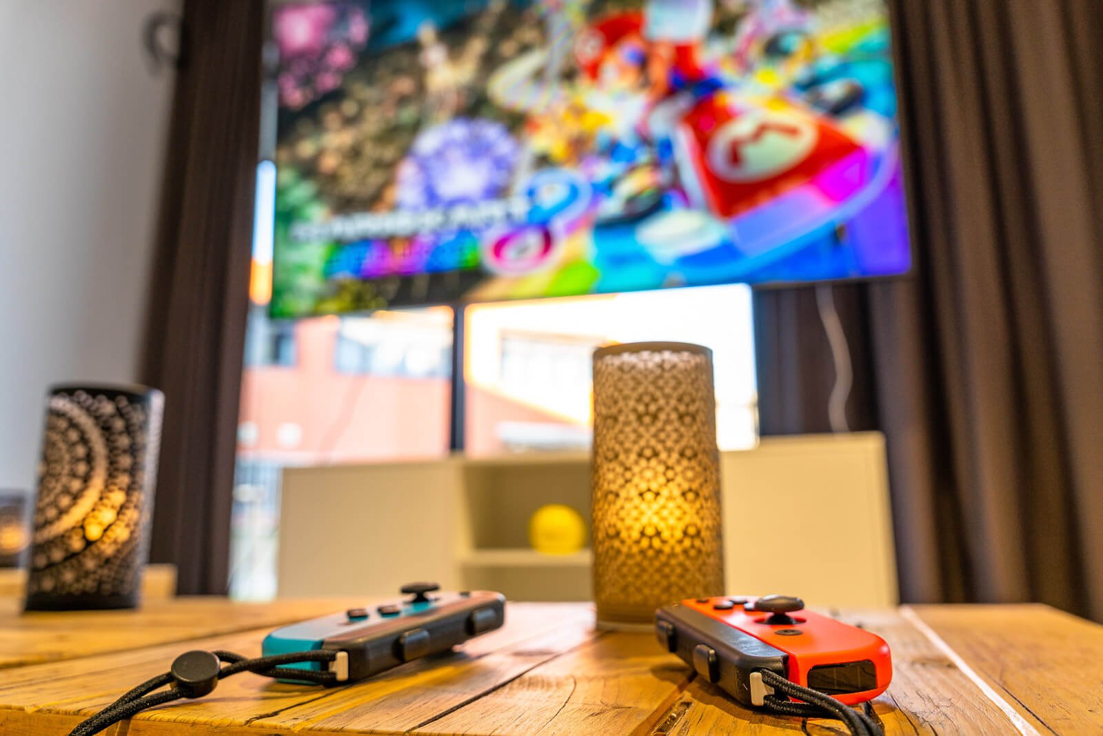 Detailaufnahme von Spielecontrollern in der Lounge im Maseven Frankfurt.