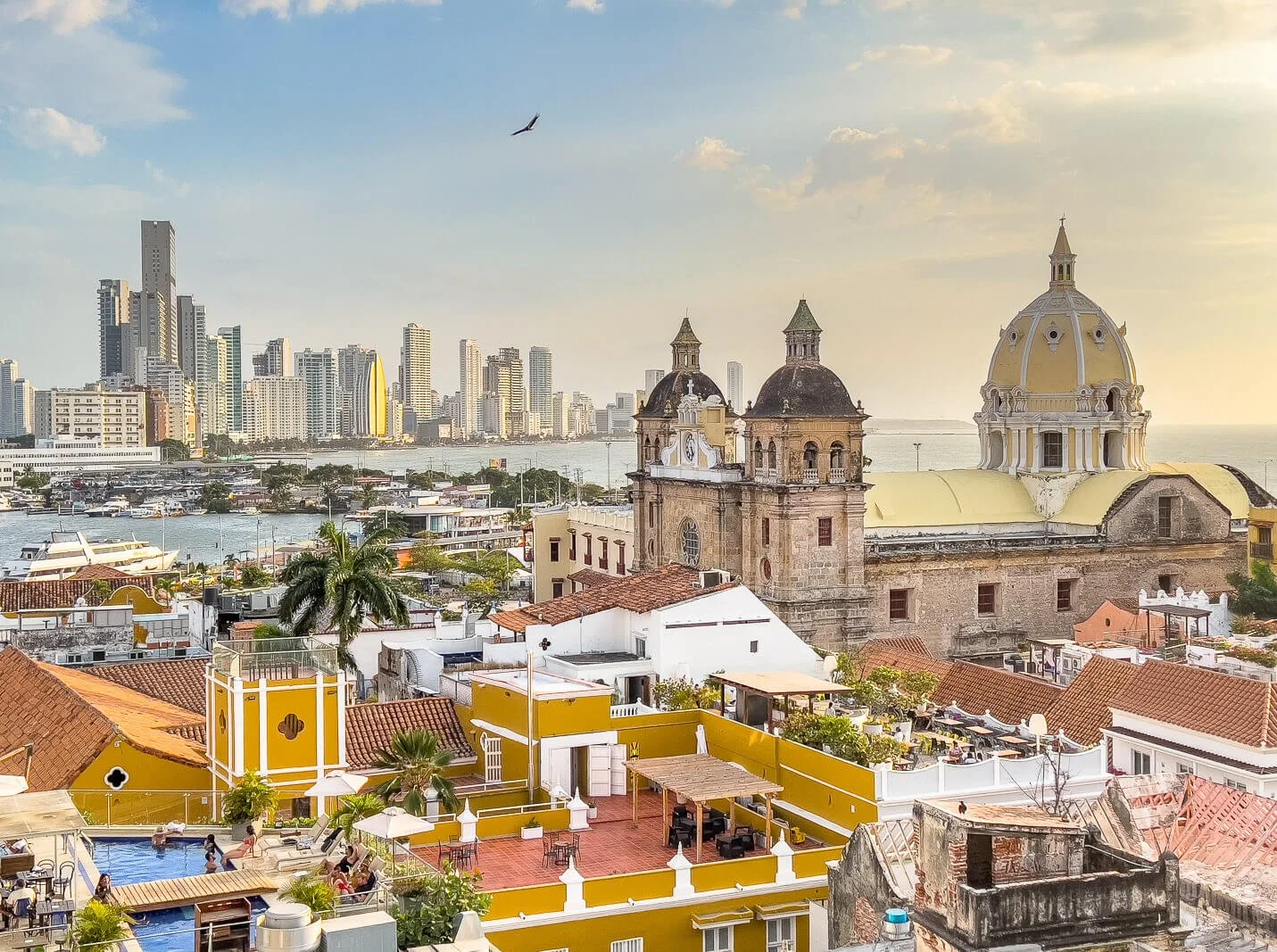 Blick über die Altstadt von Cartagena auf das moderne Bocagrande