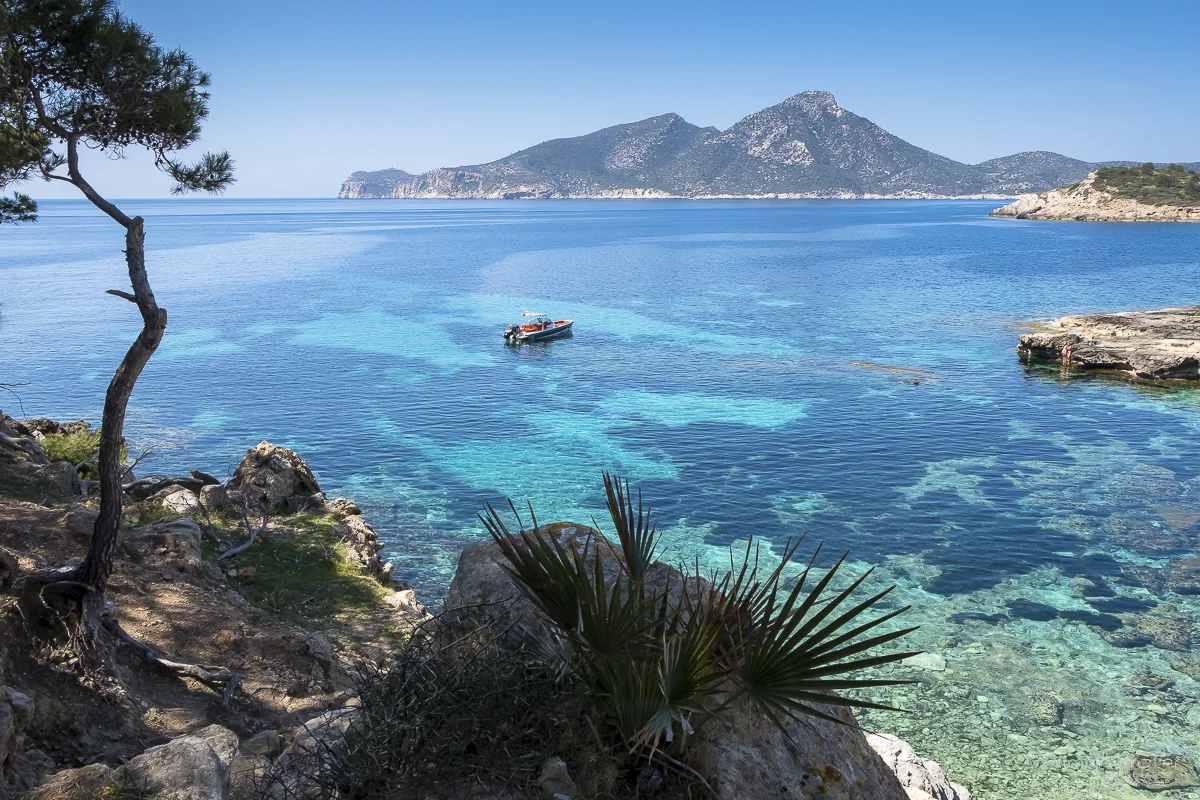 Die wunderschöne Bucht von Sant Elm und die Insel "La Dragonera" im Hintergrund.