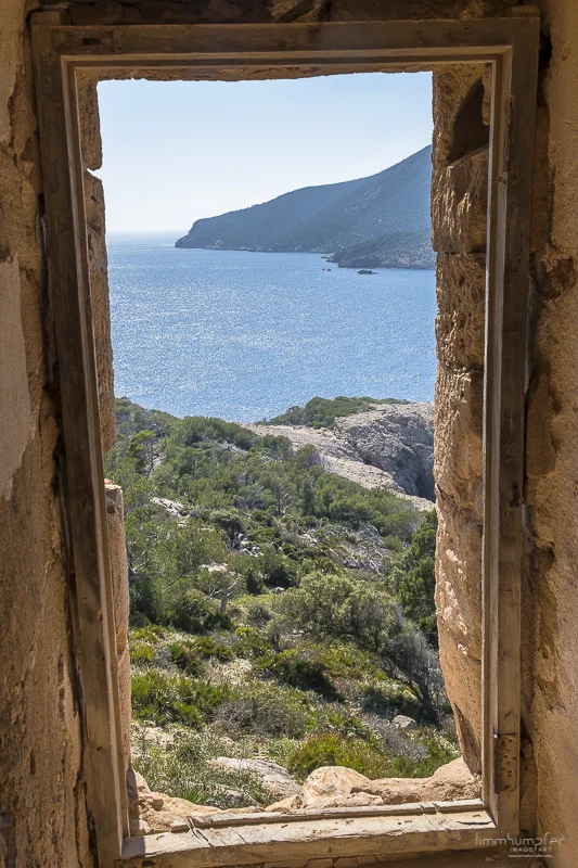 Blick aus einem der Fenster des alten Wachturms auf die Küste.