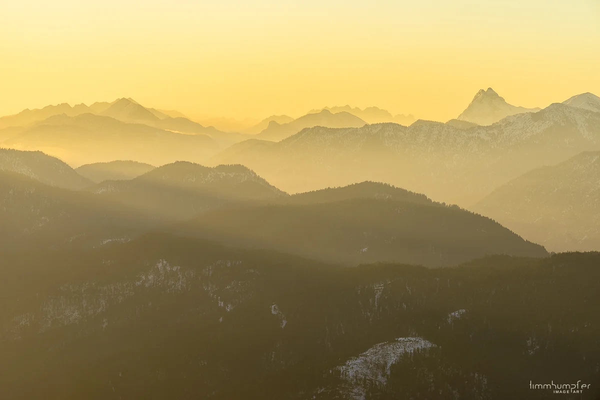 Blick auf das Kaisergebirge (mittig) und den Guffert (rechts).
