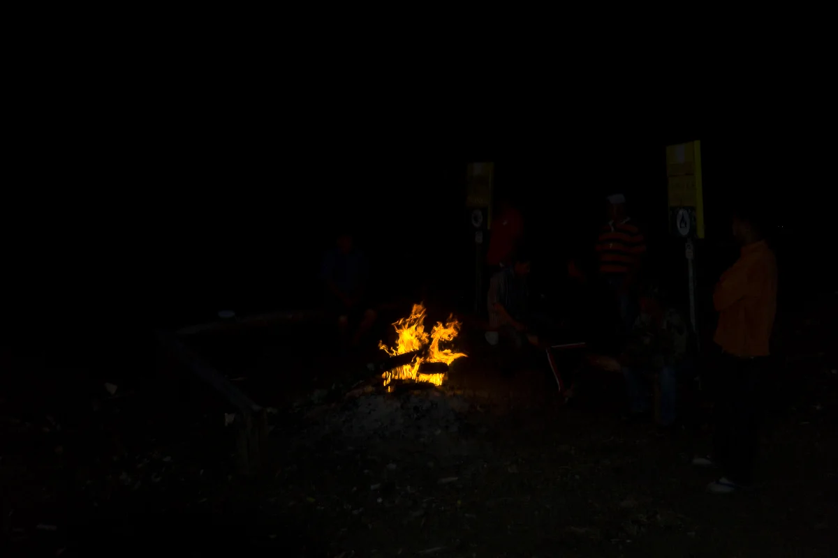 Abendliche Routine: Lagerfeuer, Rum und lustige Geschichten.